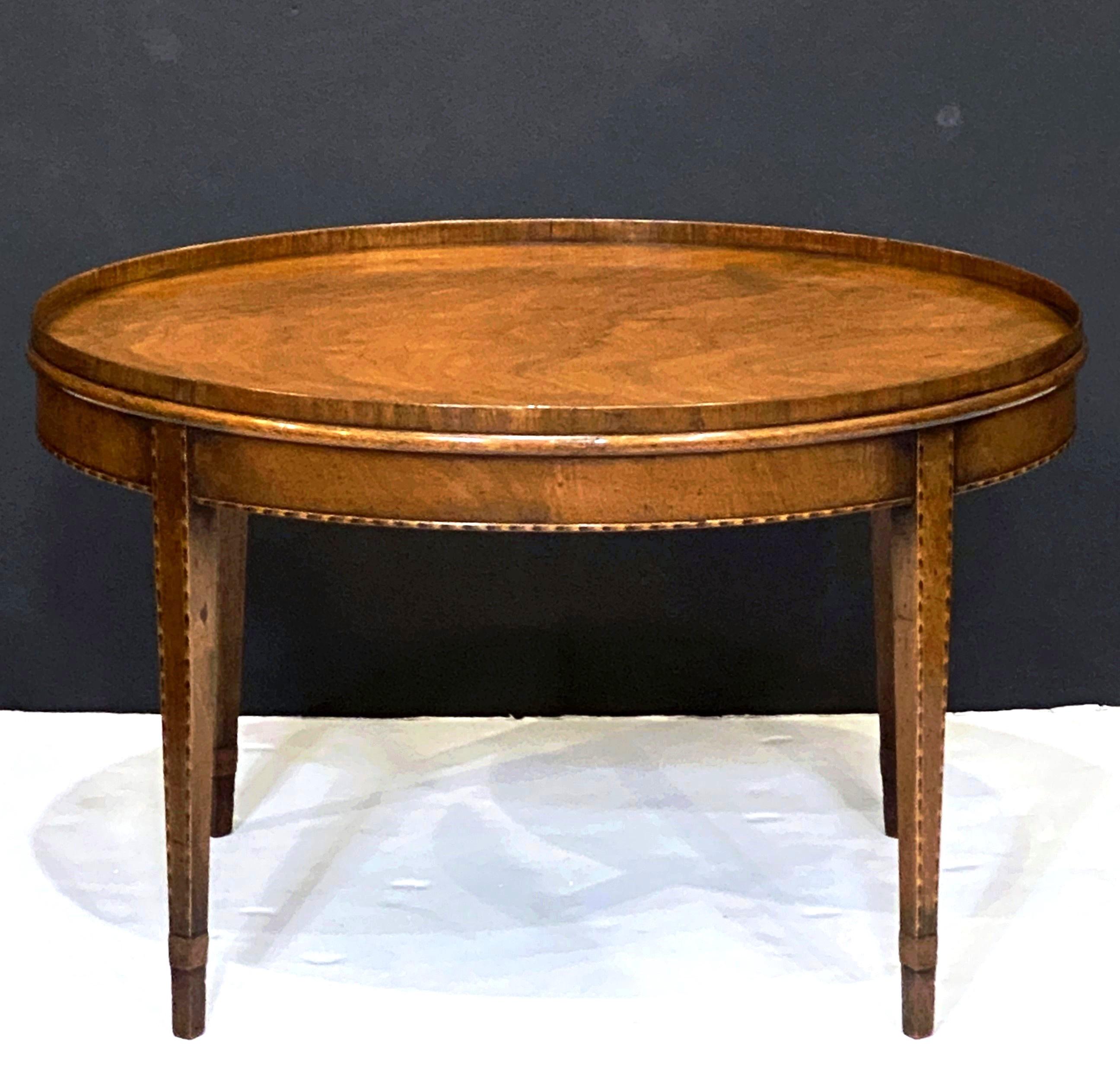 Incrusté Table basse ou table basse ovale anglaise en acajou marqueté en vente