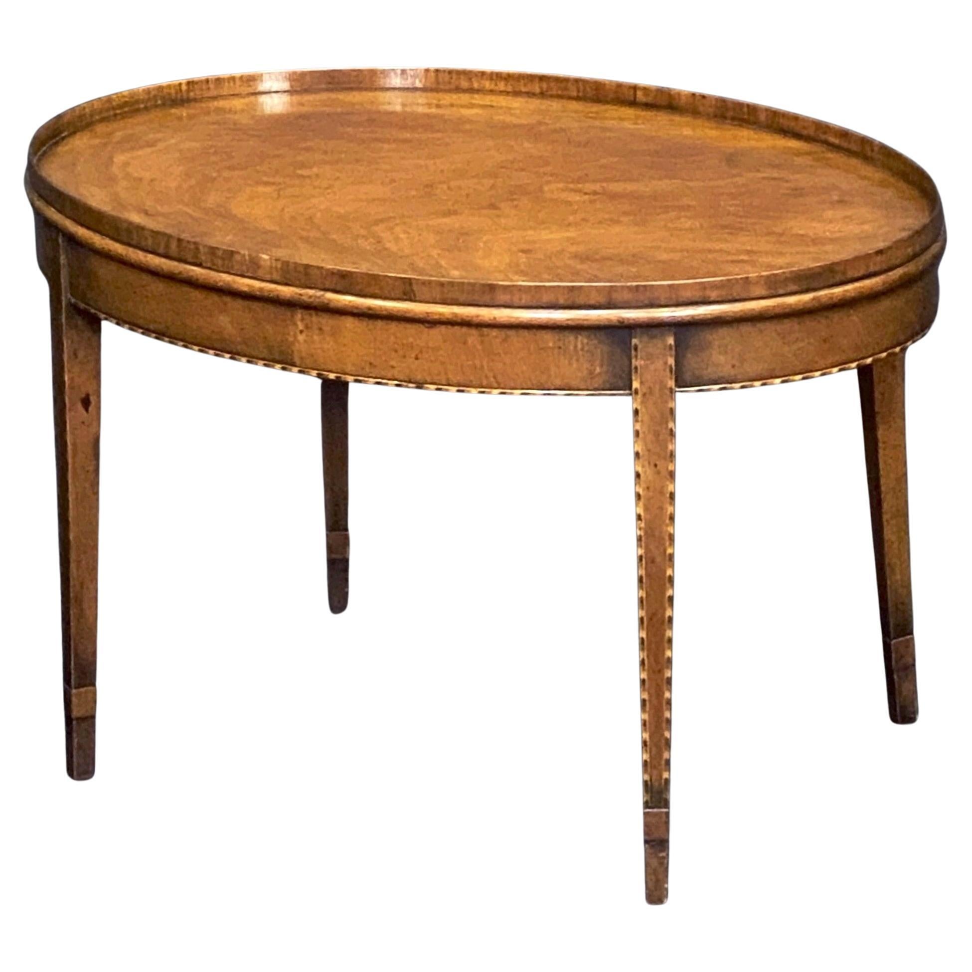 Table basse ou table basse ovale anglaise en acajou marqueté Bon état - En vente à Austin, TX