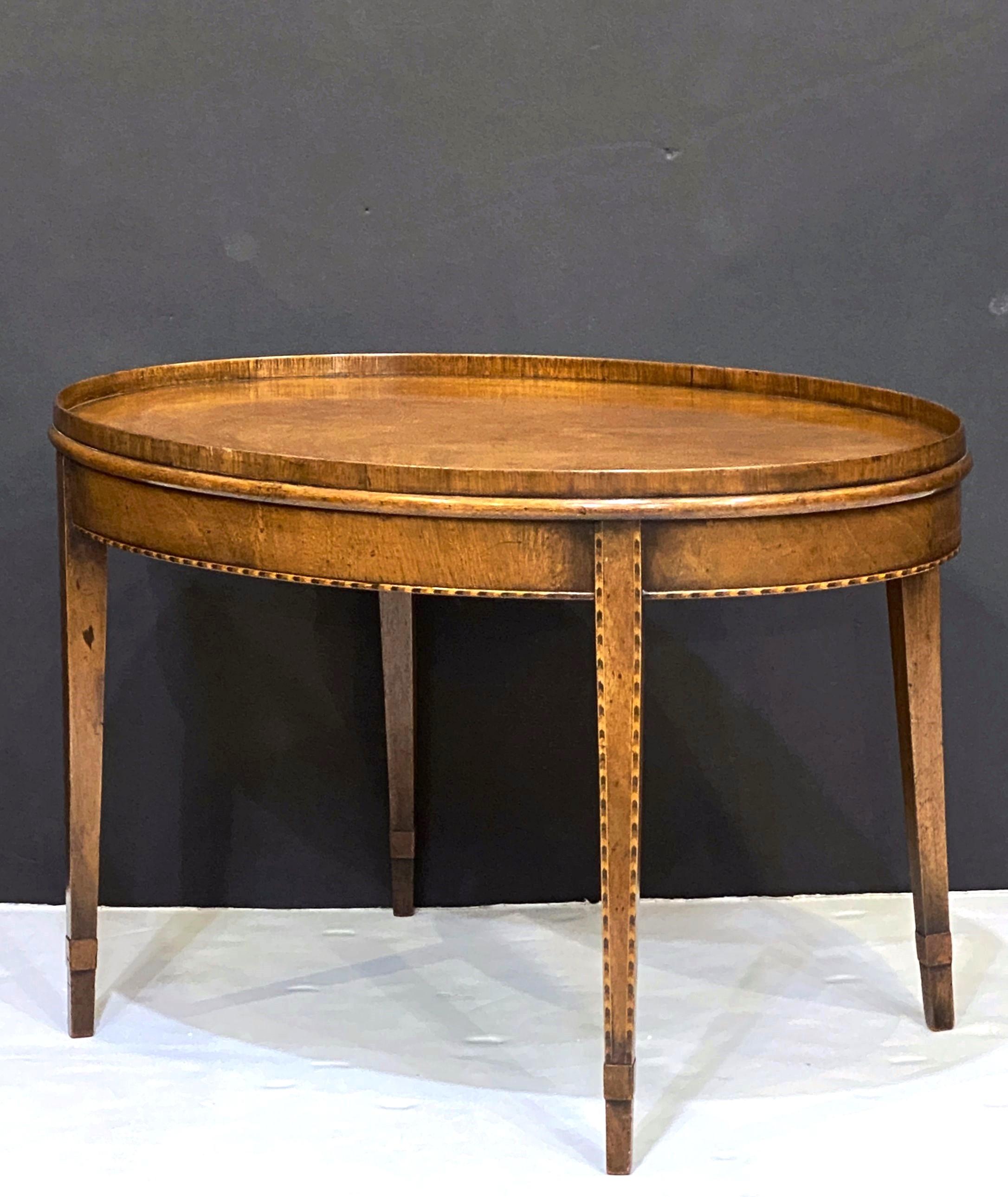 20ième siècle Table basse ou table basse ovale anglaise en acajou marqueté en vente