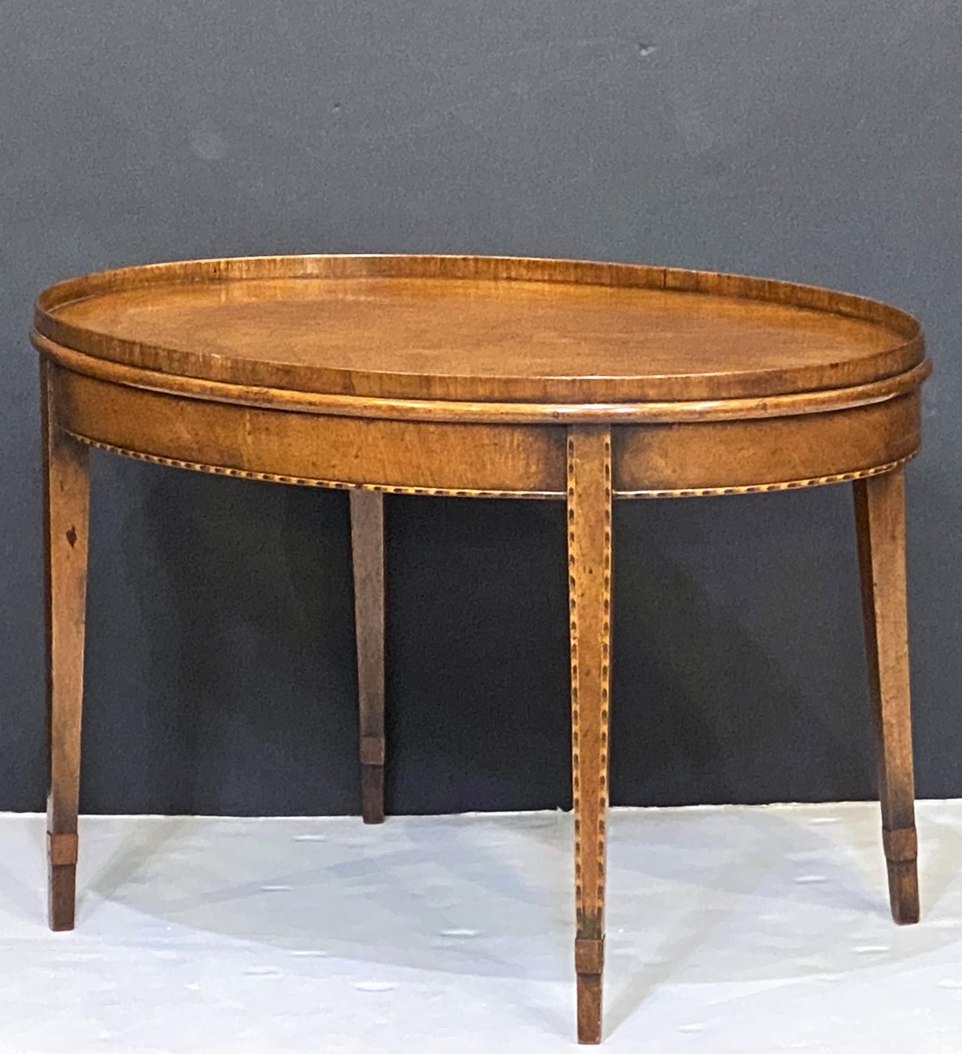 Bois Table basse ou table basse ovale anglaise en acajou marqueté en vente