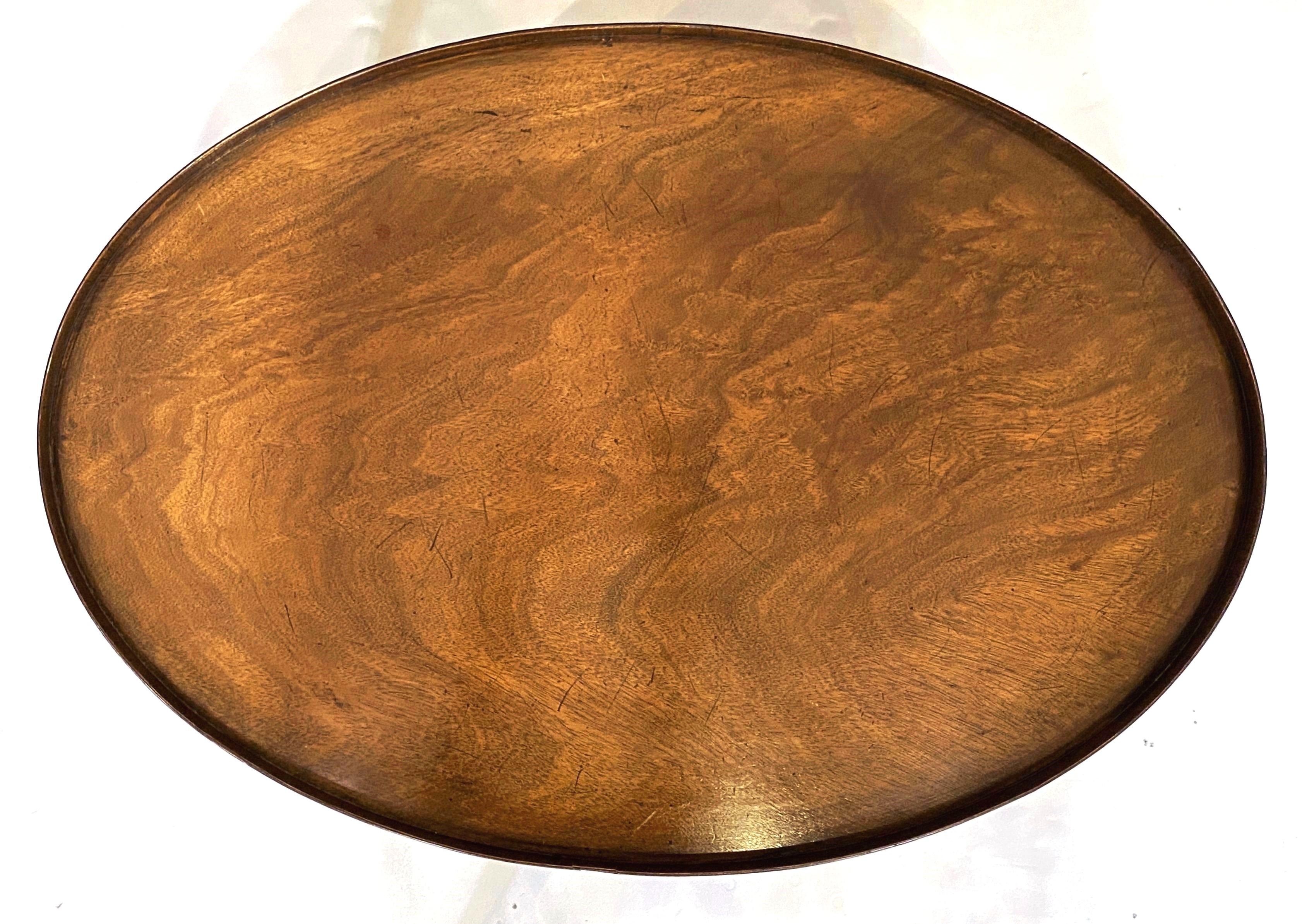 Table basse ou table basse ovale anglaise en acajou marqueté en vente 1