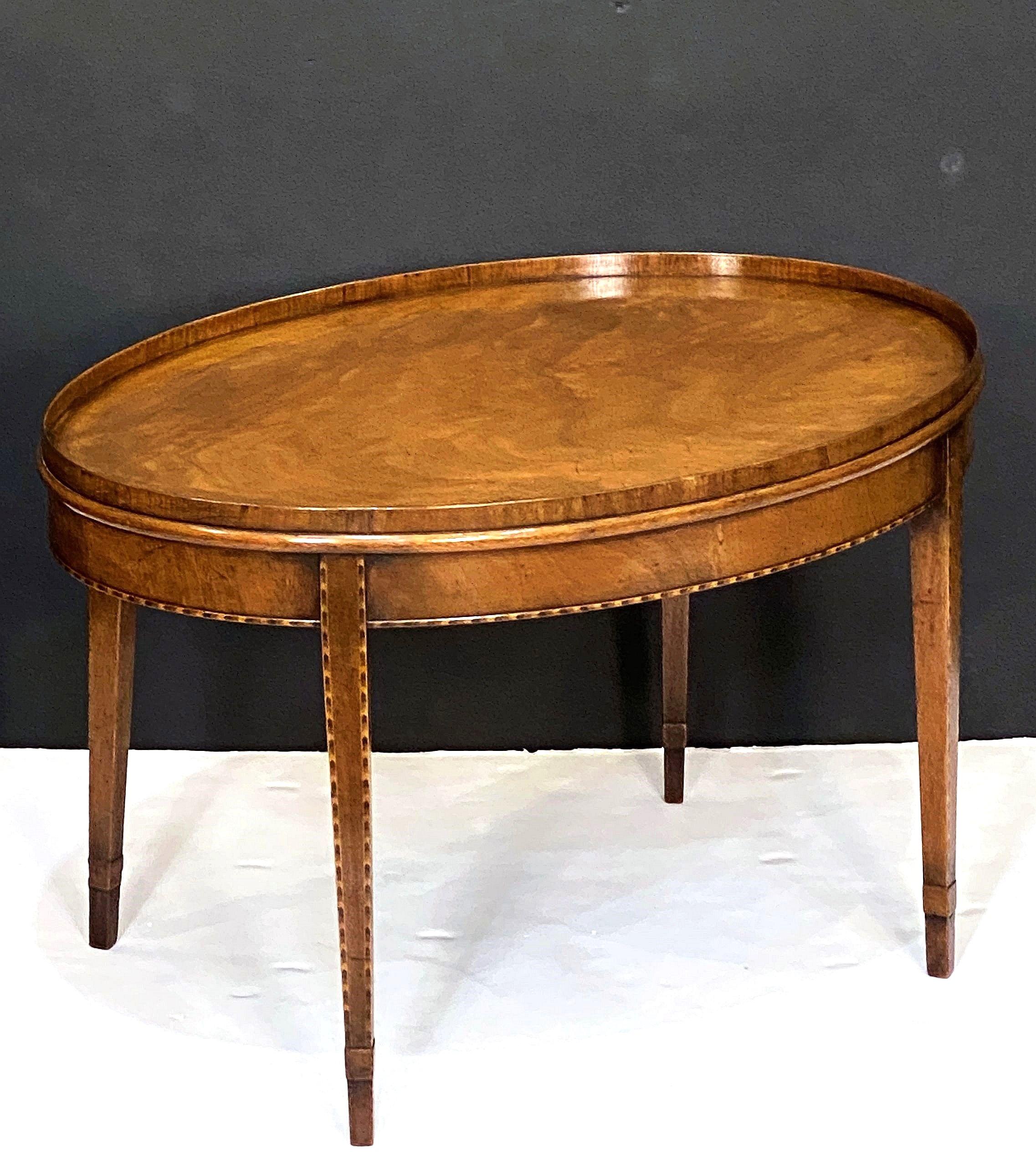 Table basse ou table basse ovale anglaise en acajou marqueté en vente 2