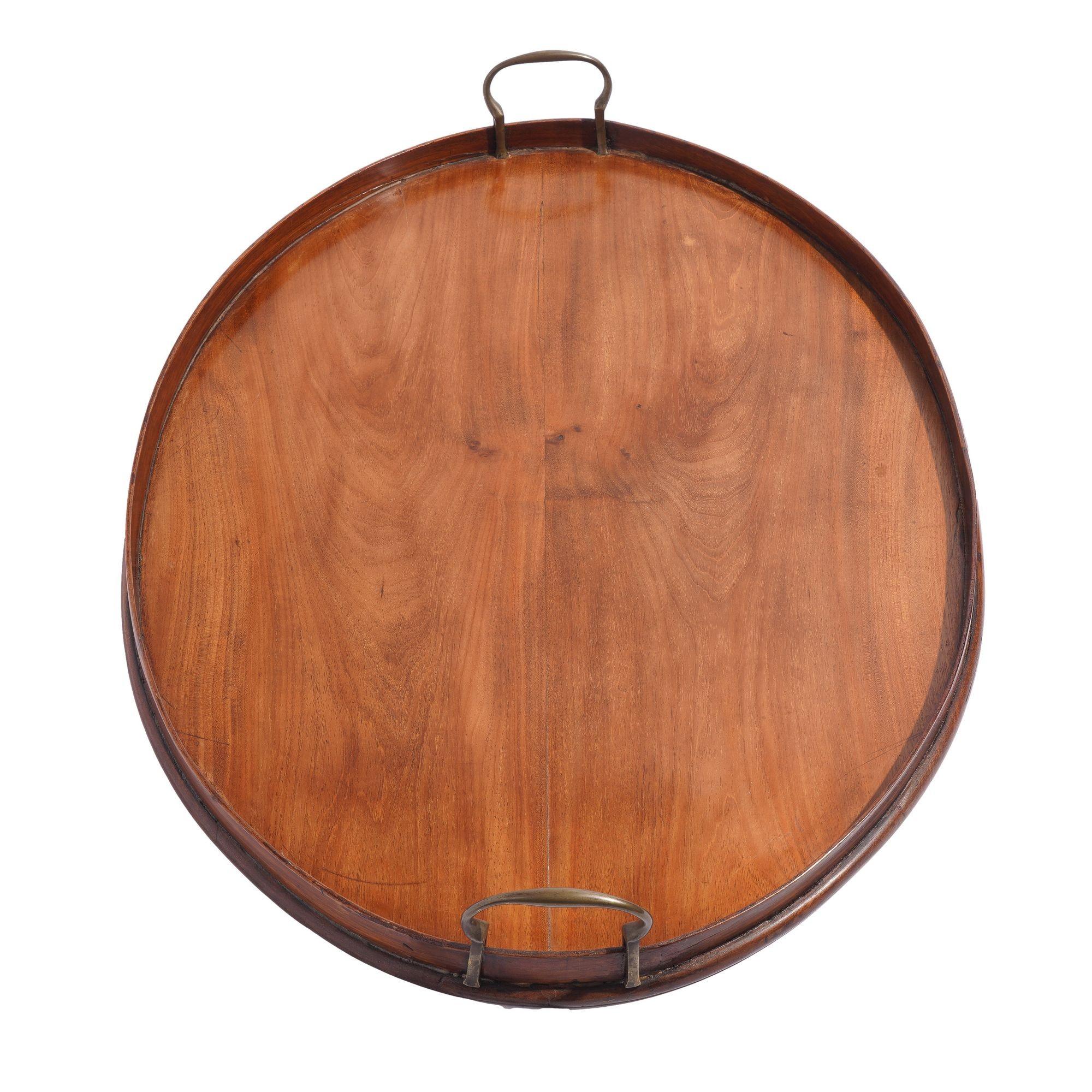 English oval mahogany standing rim tray with brass handles, c. 1850-1900 Británico en venta