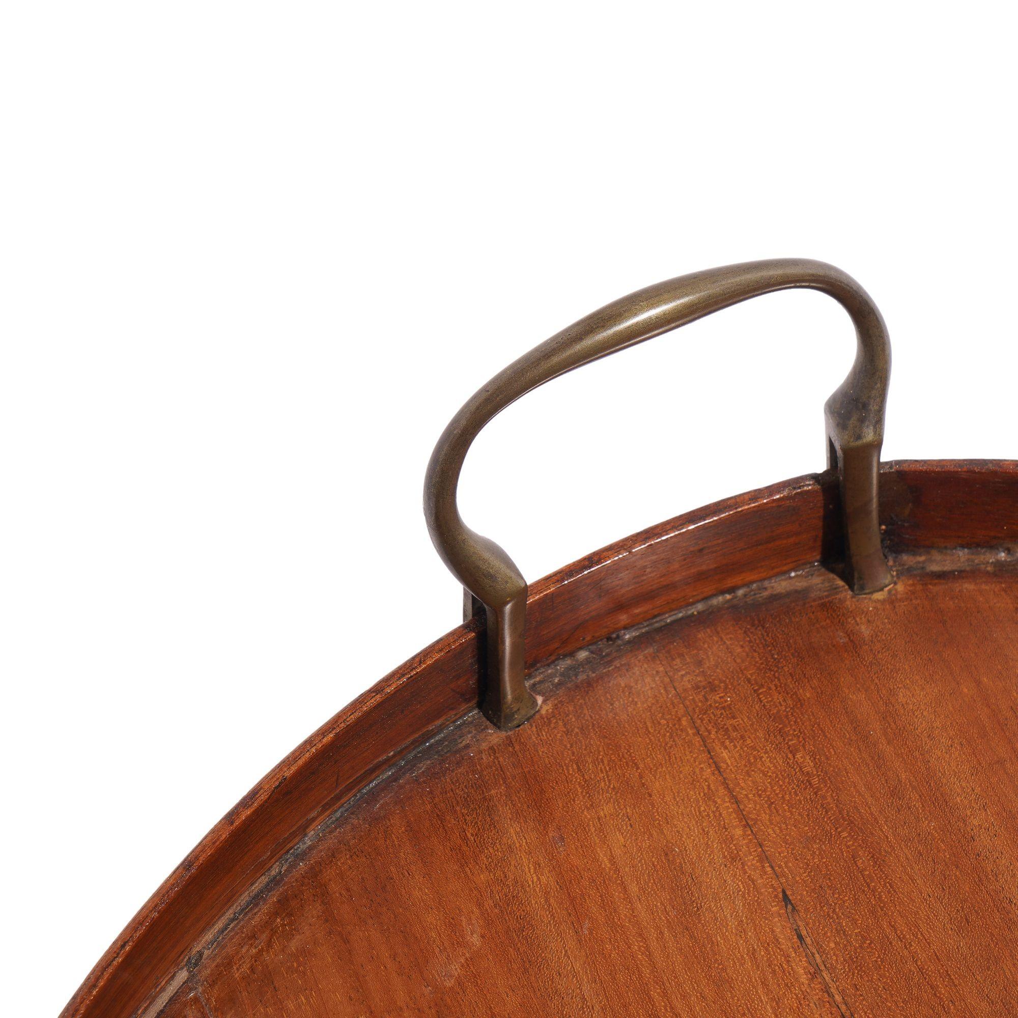 English oval mahogany standing rim tray with brass handles, c. 1850-1900 en Bueno estado para la venta en Kenilworth, IL