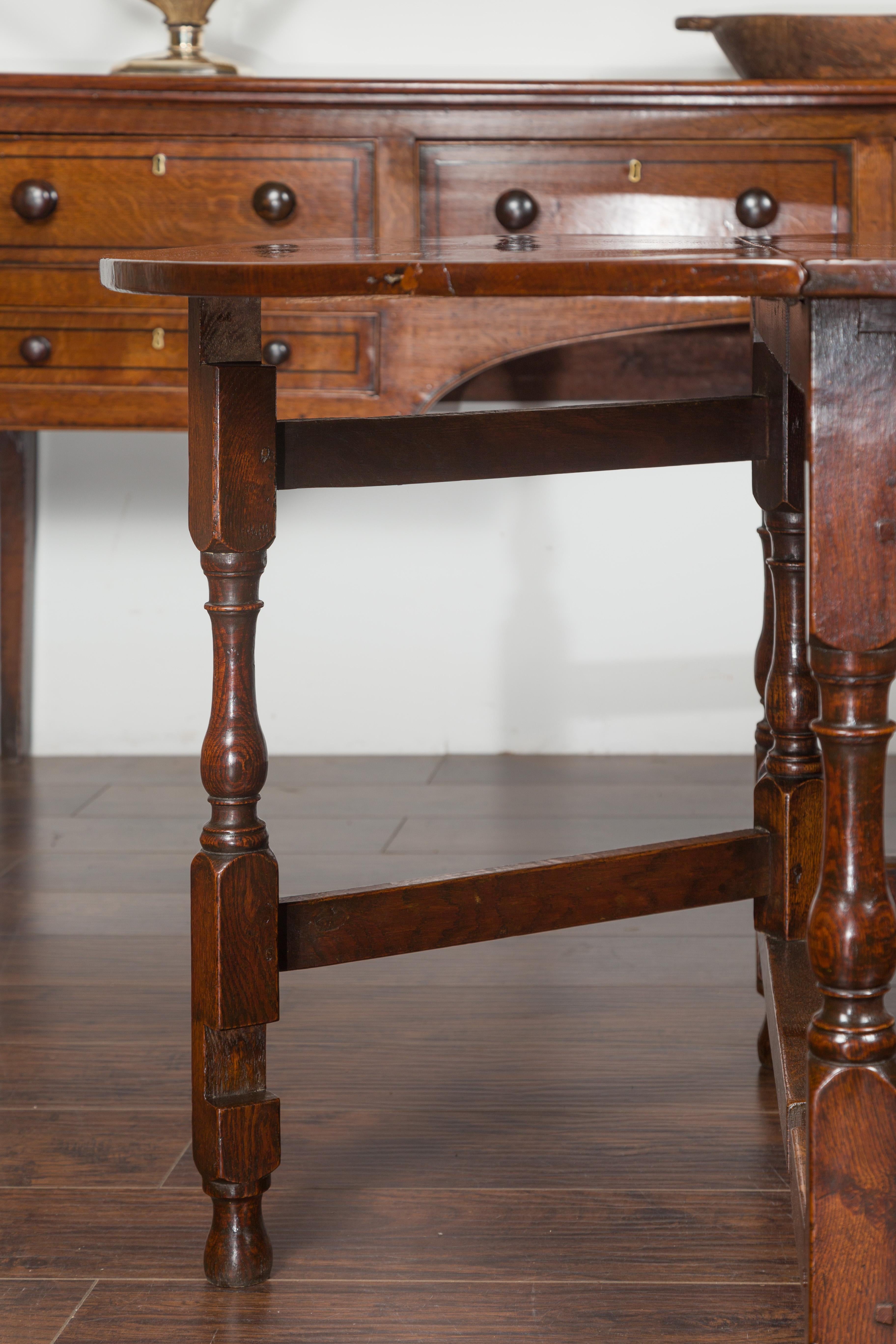 Table à abattants anglaise en chêne ovale avec un seul tiroir et des pieds balustres en vente 4
