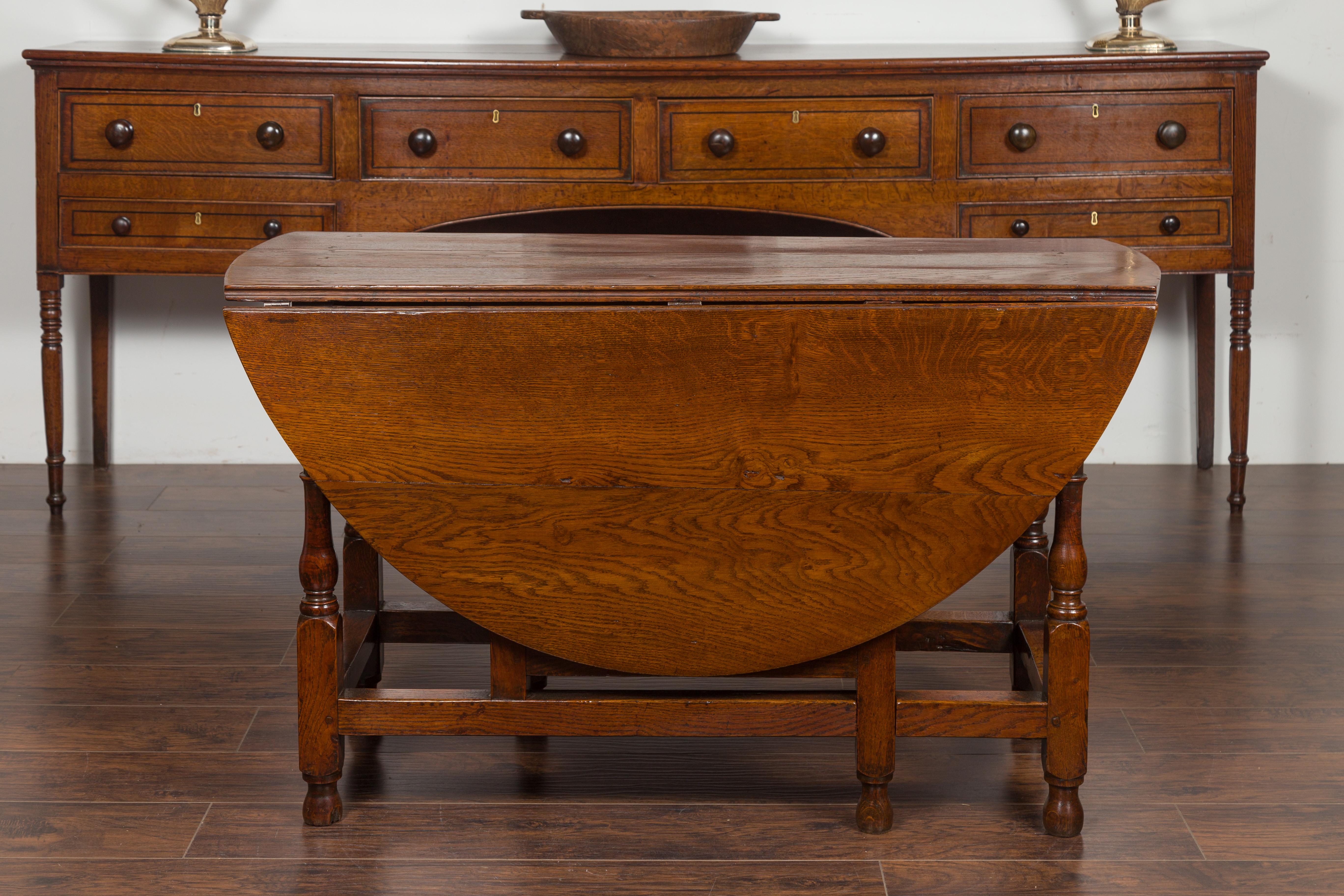 Anglais Table à abattants anglaise en chêne ovale avec un seul tiroir et des pieds balustres en vente