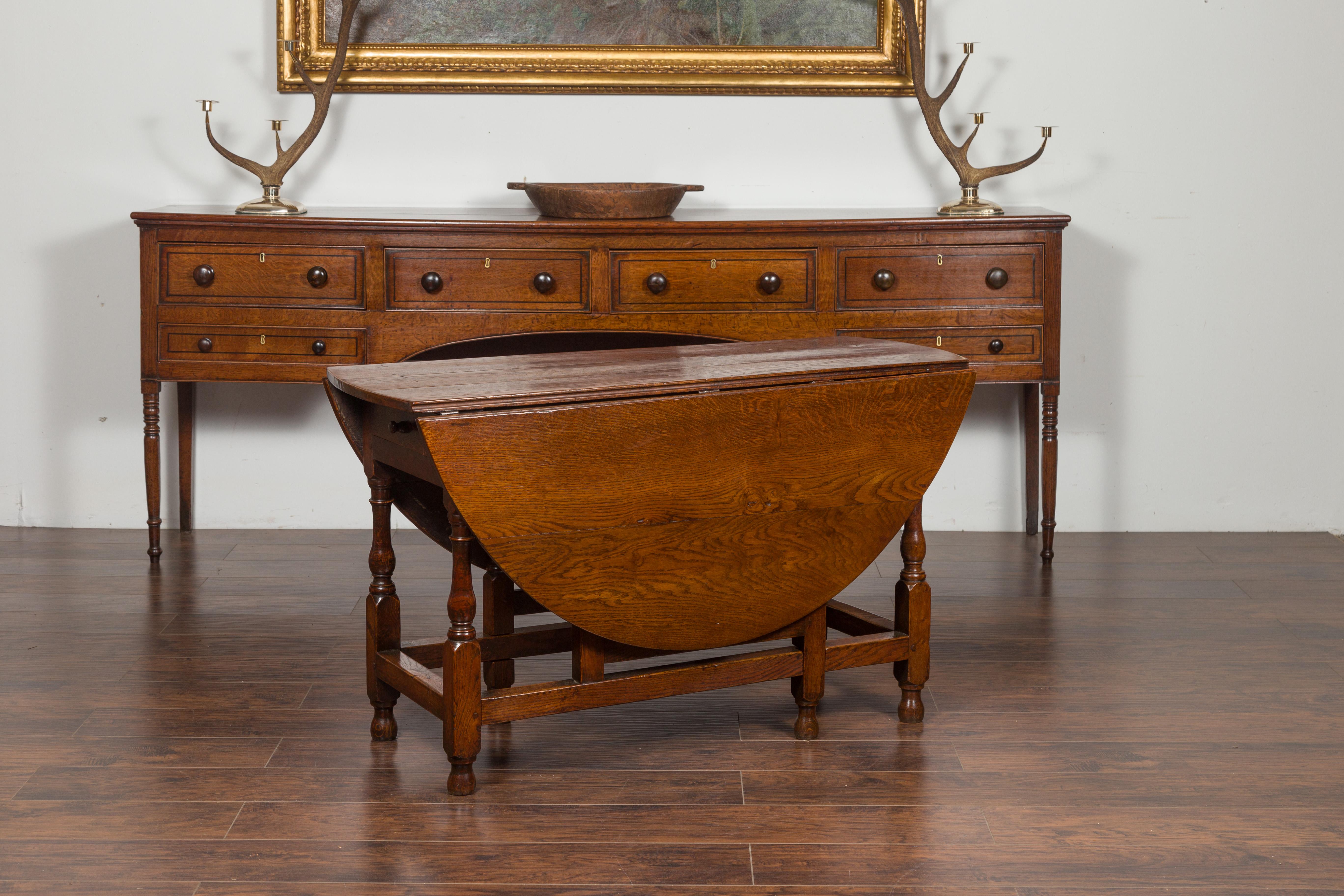Table à abattants anglaise en chêne ovale avec un seul tiroir et des pieds balustres Bon état - En vente à Atlanta, GA