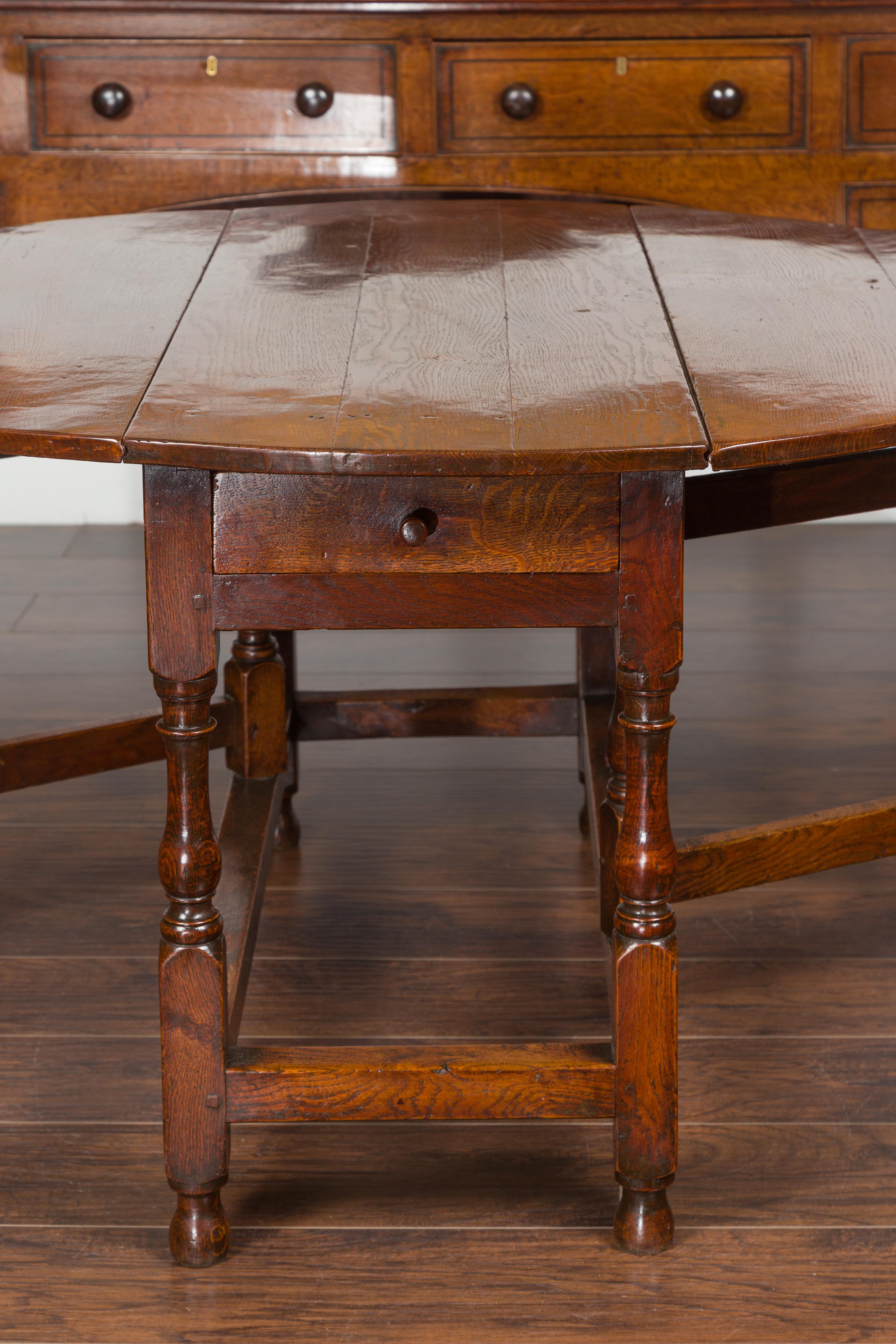Table à abattants anglaise en chêne ovale avec un seul tiroir et des pieds balustres en vente 3