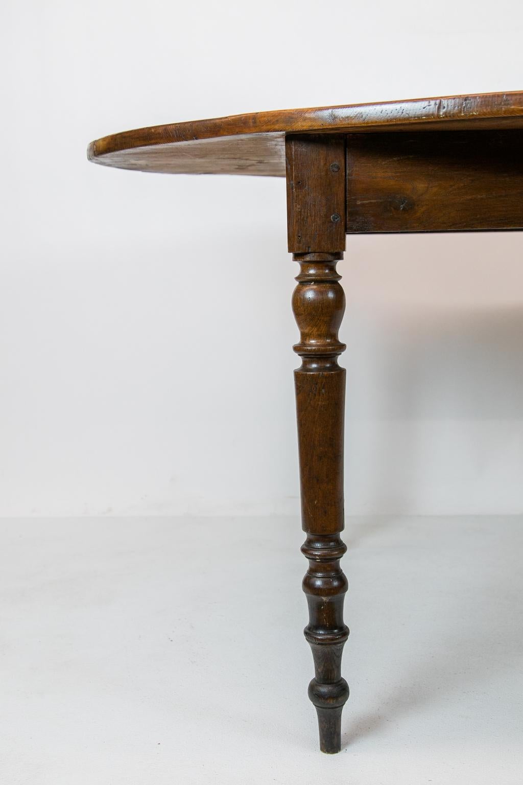 English oval pine kitchen table, with turned legs, it has a lovely color and patina.