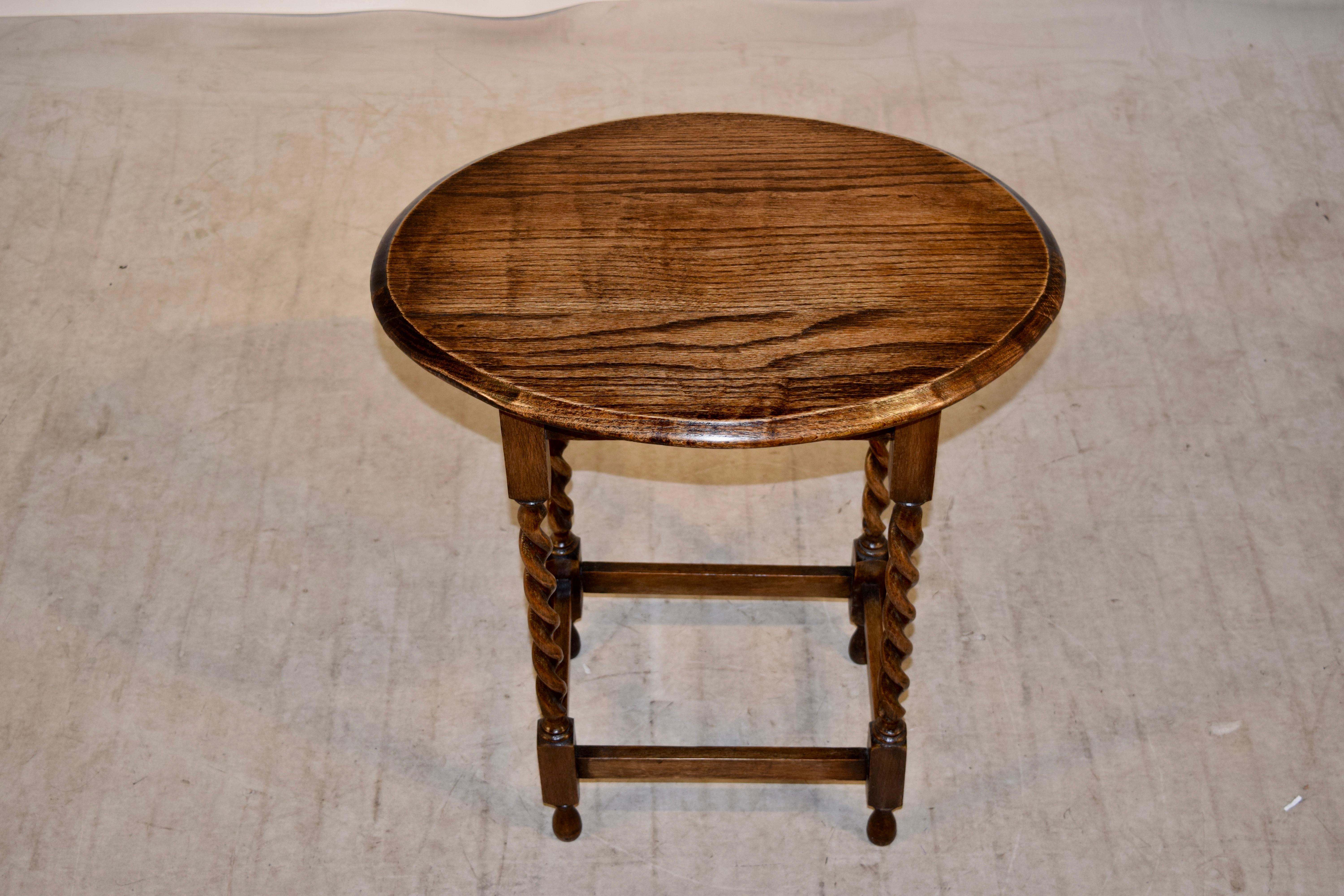 English Oval Side Table, circa 1900 In Good Condition In High Point, NC