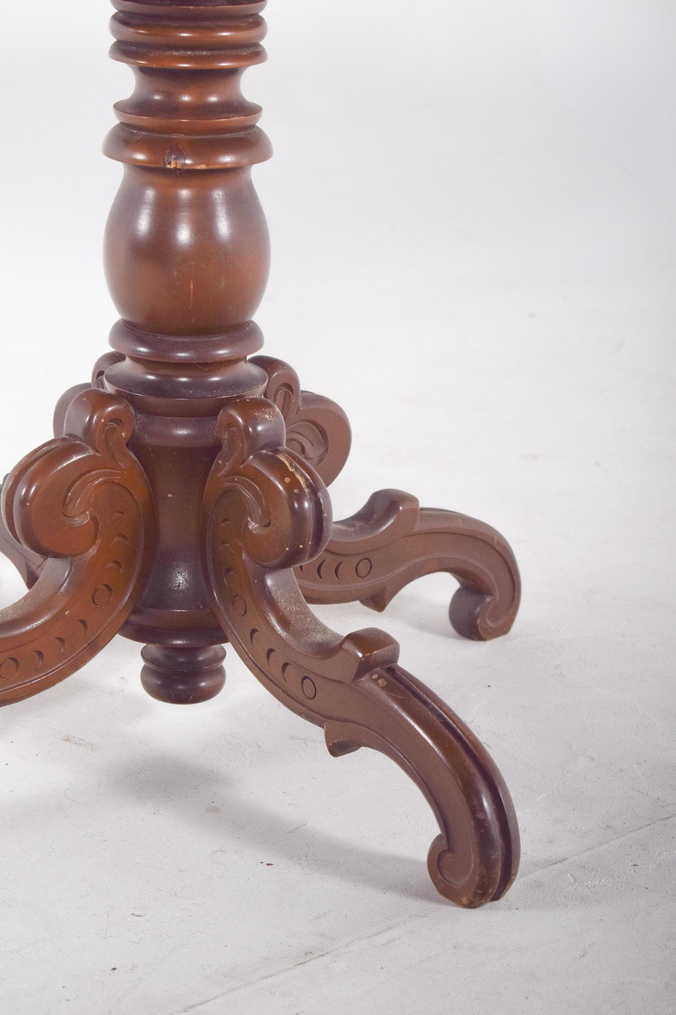 XIXe siècle English Oval Wood Coffee Table en vente
