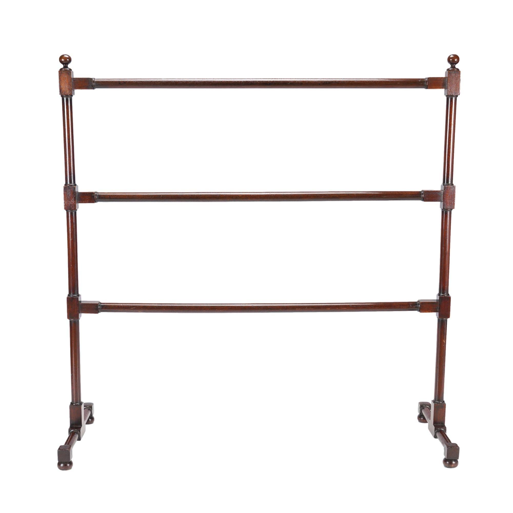 XIX secolo Paracoperte inglese in mogano tornito di dimensioni eccessive con base a cavalletto, 1800 ca. in vendita