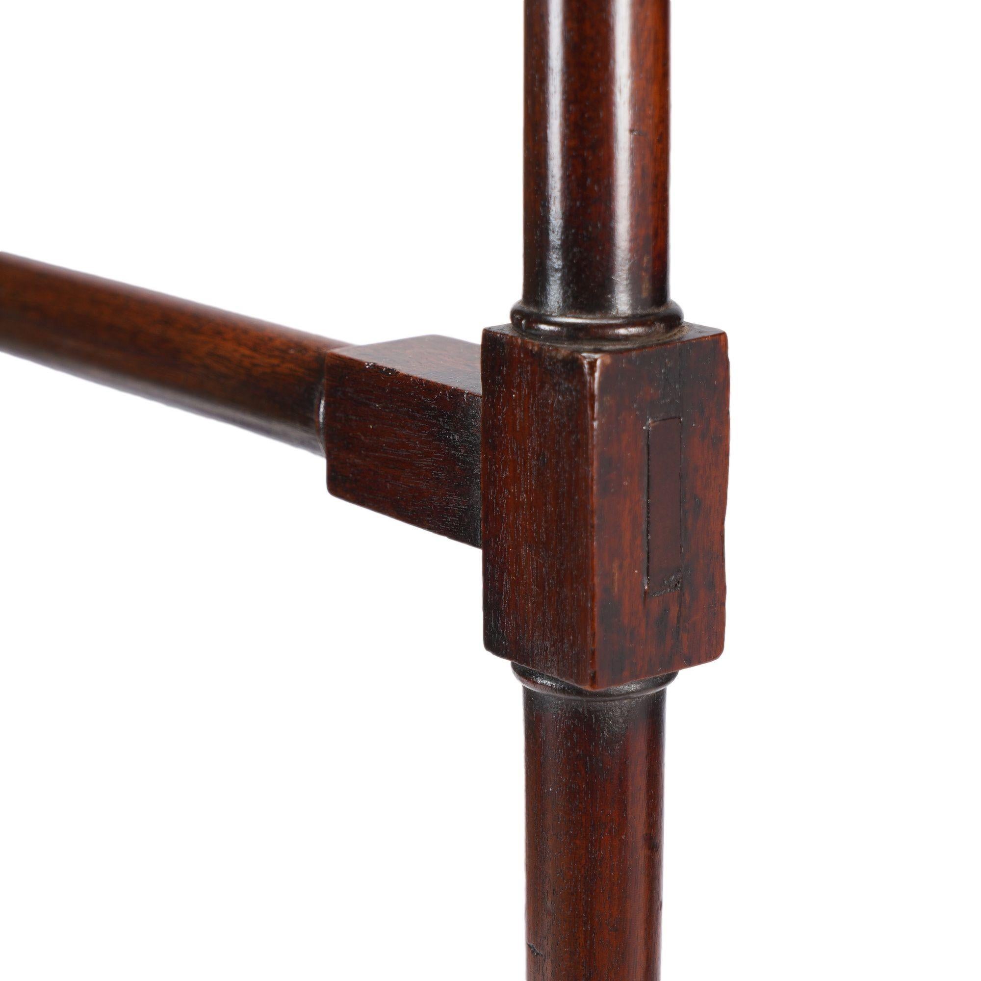 Paracoperte inglese in mogano tornito di dimensioni eccessive con base a cavalletto, 1800 ca. in vendita 1