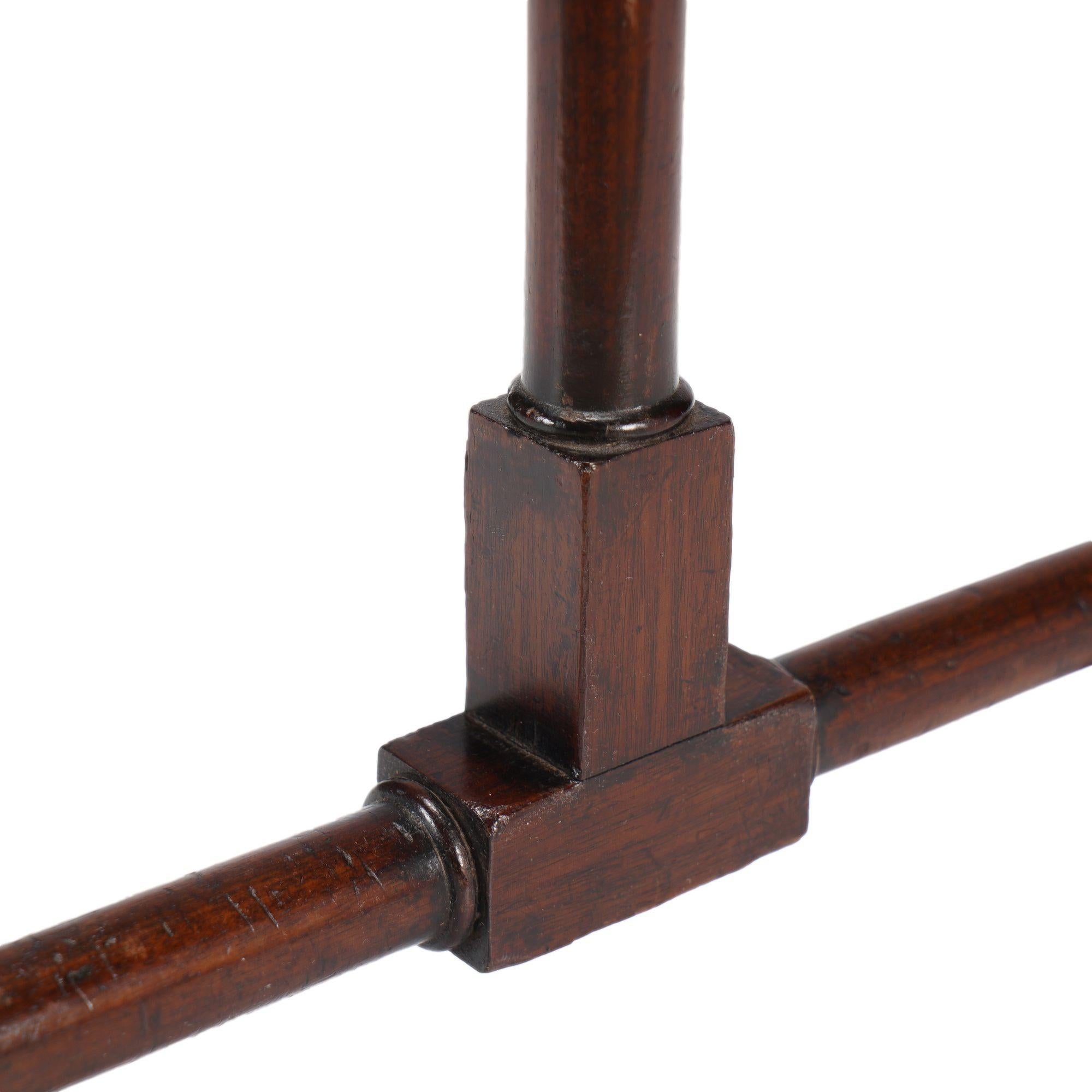 Paracoperte inglese in mogano tornito di dimensioni eccessive con base a cavalletto, 1800 ca. in vendita 2