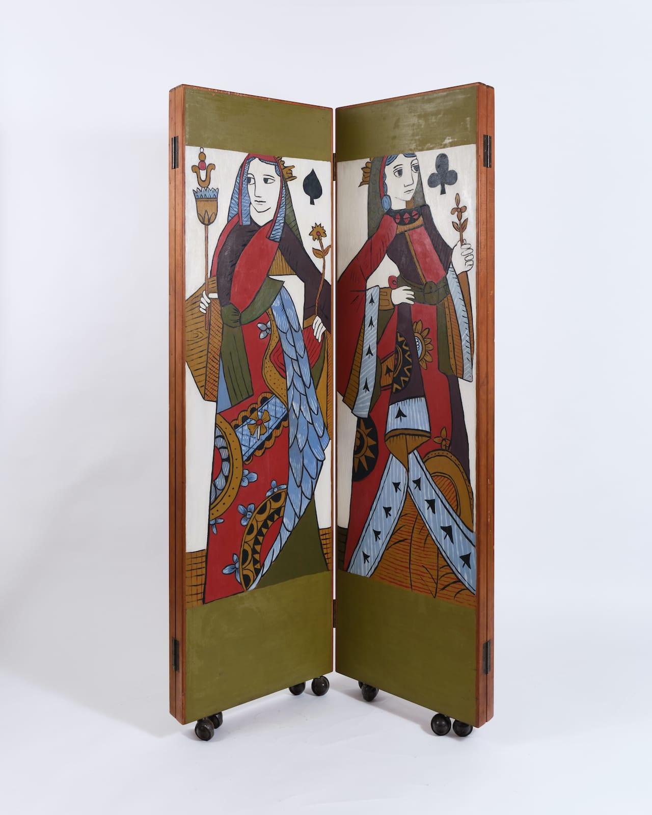 An English room divider in the design of a pack of cards screen with 4 leaf hand-painted wooden panel raised on castors, circa 1960s. 


Dimensions: H159 x W183 cm.