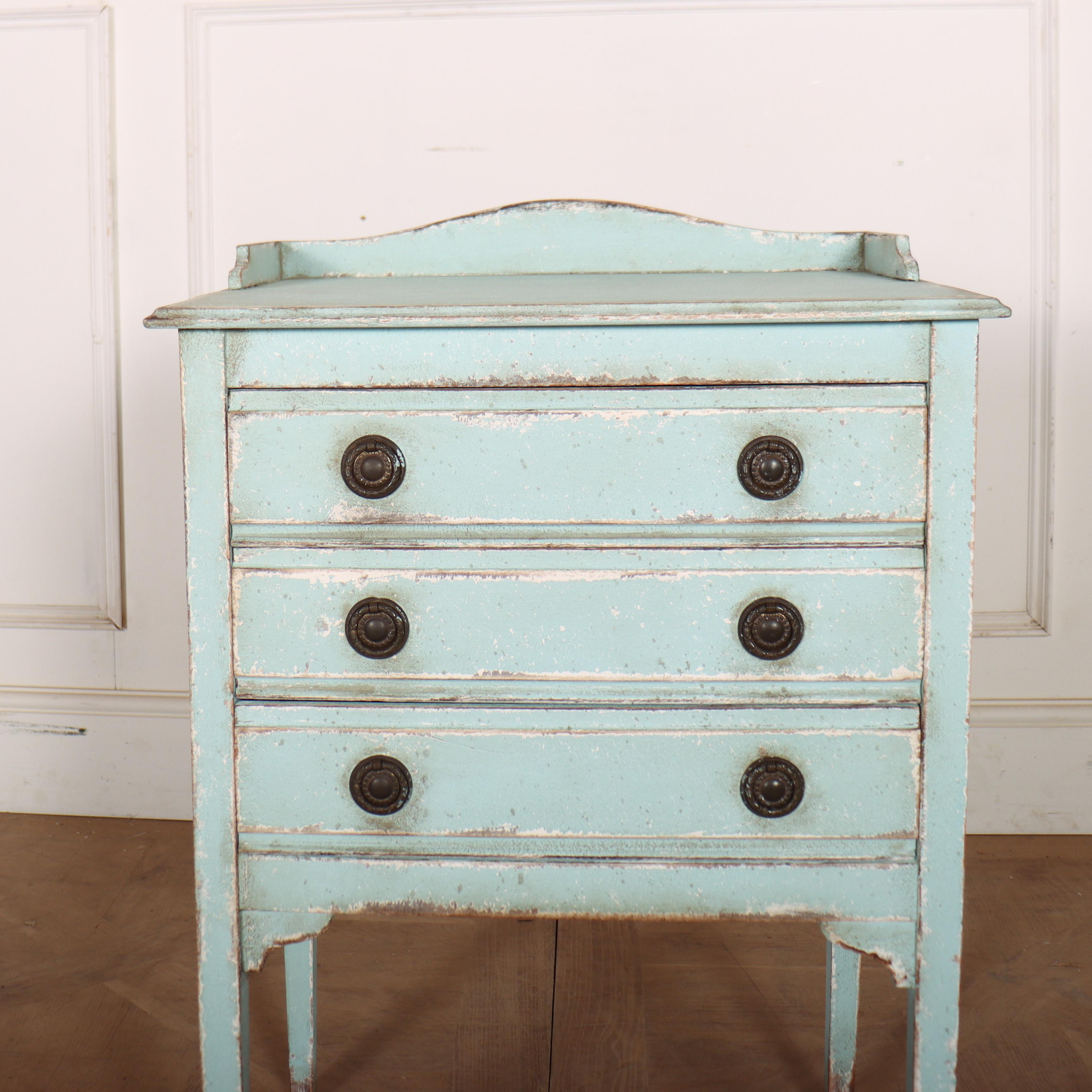 Petit meuble de chevet anglais en hêtre peint à trois tiroirs. 1890.

Hauteur du plan de travail : 28 pouces (71 cm)


Code : 9082

Dimensions :
W: 21
