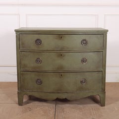 Commode anglaise à façade bombée peinte