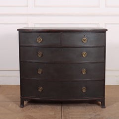 Commode anglaise à façade bombée peinte