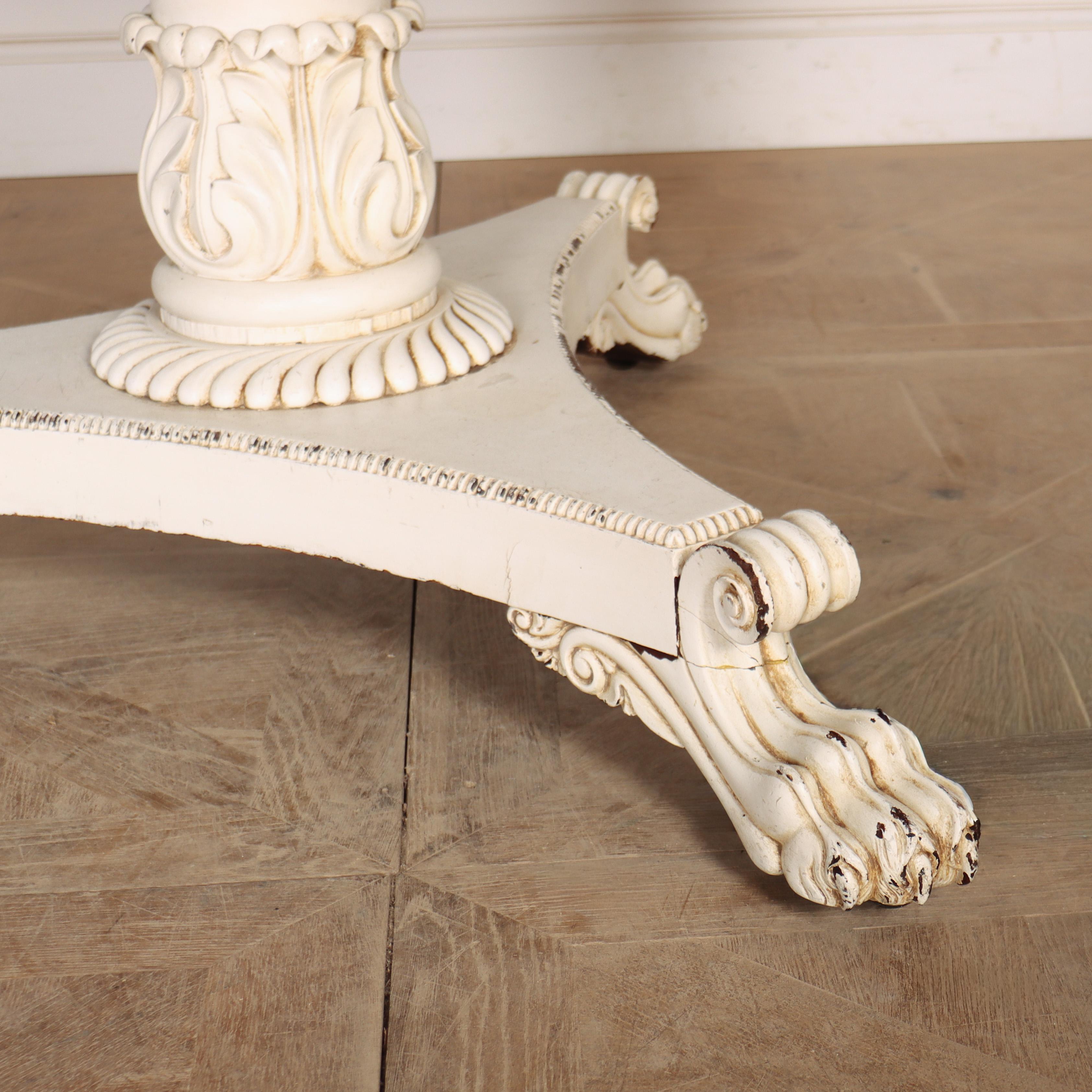 Fabuleuse table de petit déjeuner en chêne et pin peints du début du 19e siècle, avec de grands pieds en patte d'oie et un plateau très épais à bandes de laiton. Le plateau est carrelé en fausse ardoise. 1830. 

Dégagement : 67cm (26 pouces)

Code :