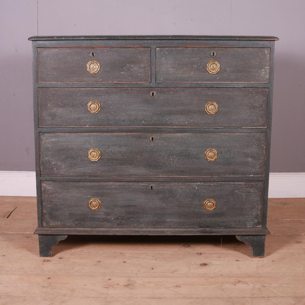 Early 19th C painted English oak chest of drawers. 1820.

Dimensions
42.5 inches (108 cms) wide
21 inches (53 cms) deep
40 inches (102 cms) high.