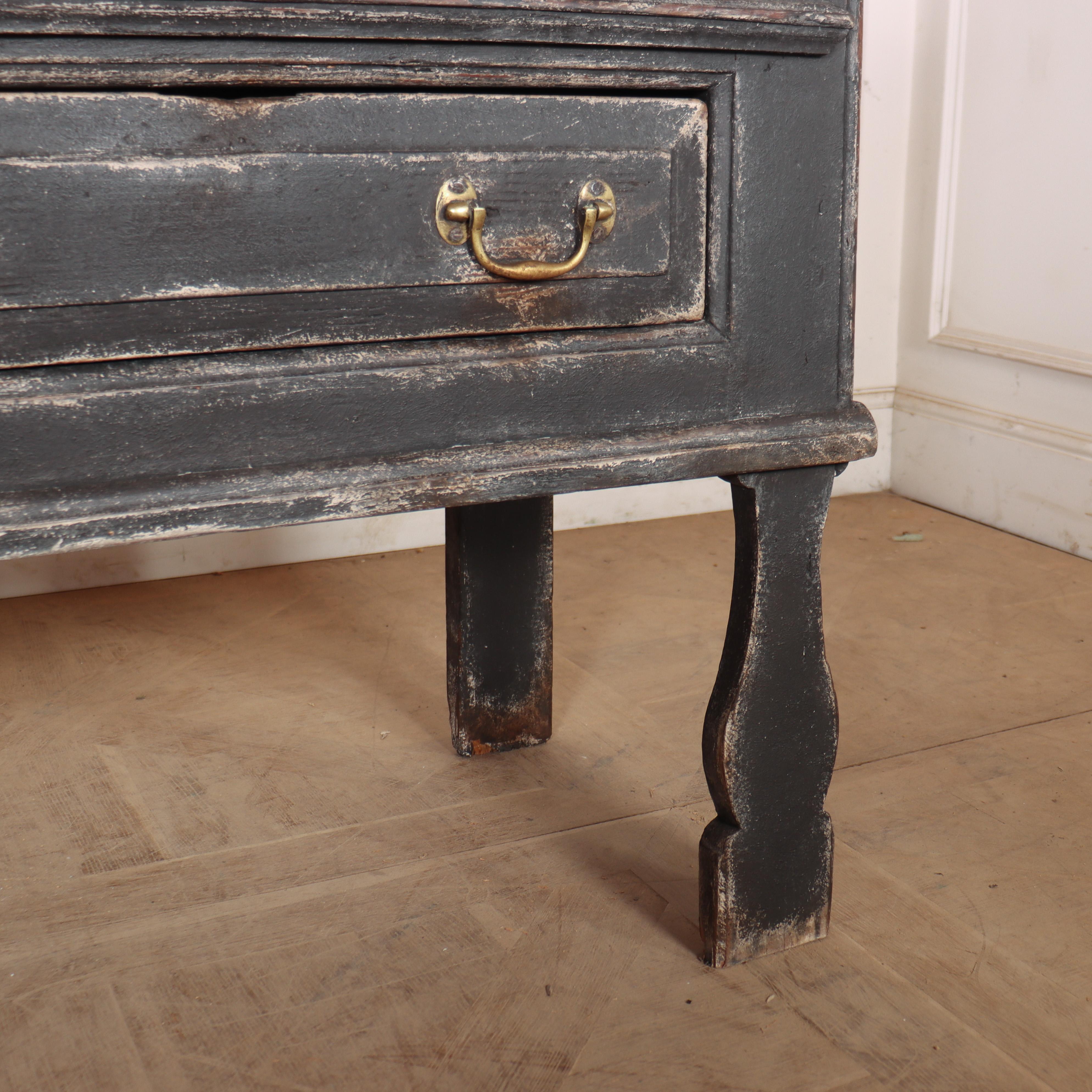Base de commode peinte anglaise en vente 2