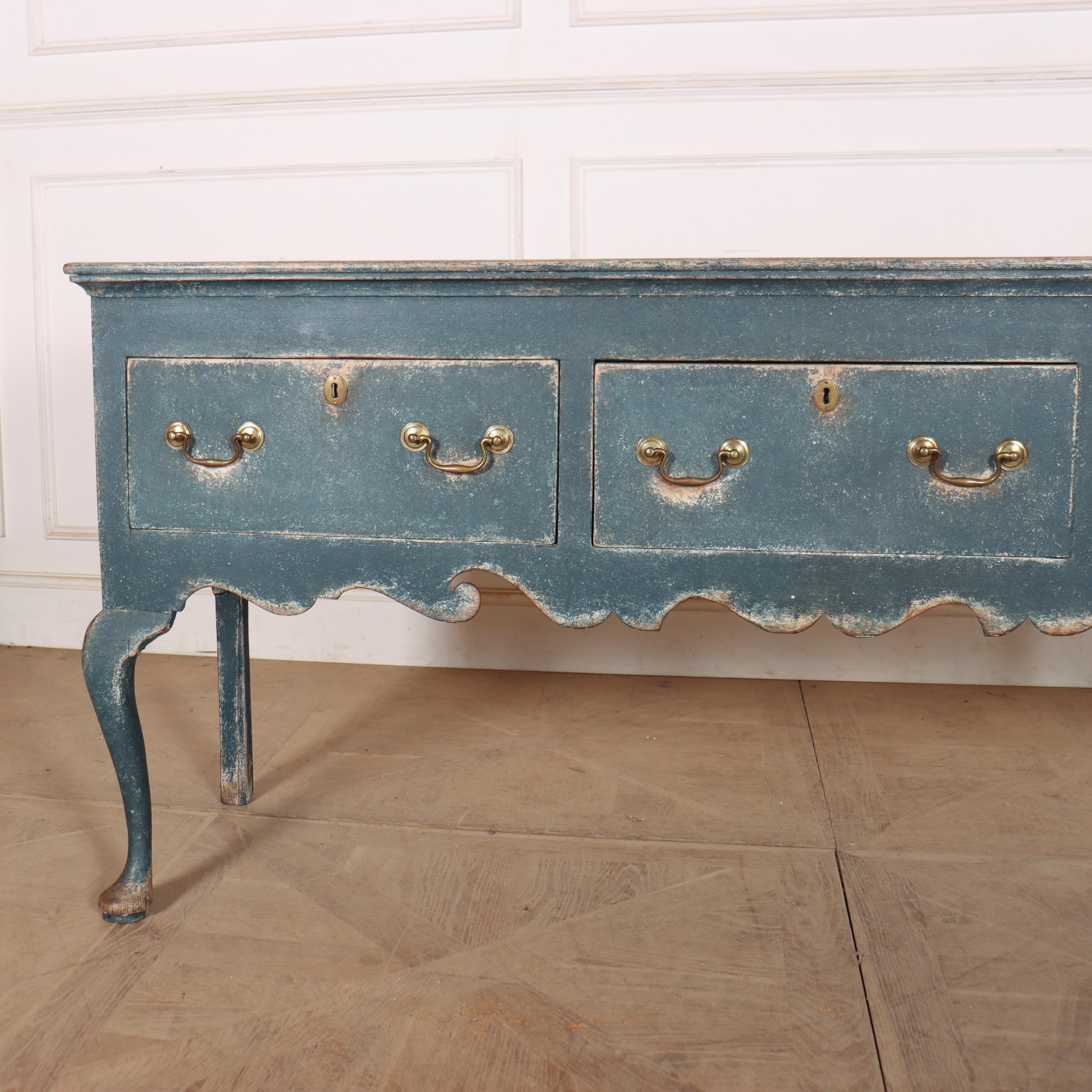 Bonne commode en chêne à trois tiroirs, à pieds cabriole, peinte au XVIIIe siècle. 1780.


Code : 8916

Dimensions :
W: 70