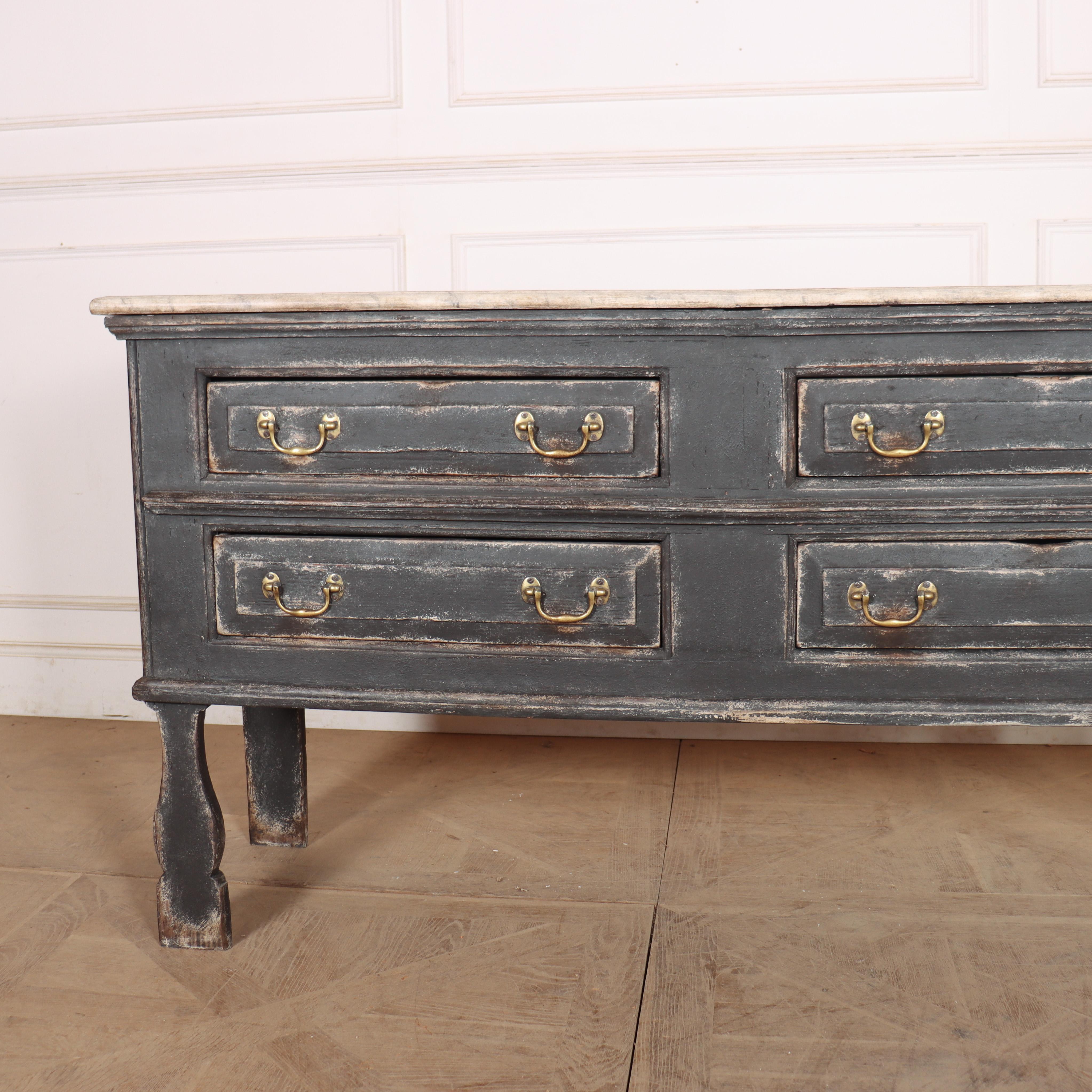 Début du XVIIIe siècle anglais, base de commode à pieds silhouettes en pin avec quatre tiroirs et un dessus en faux marbre peint. 1730.

Référence interne : C


Code : 8926

Dimensions :
W: 65.5