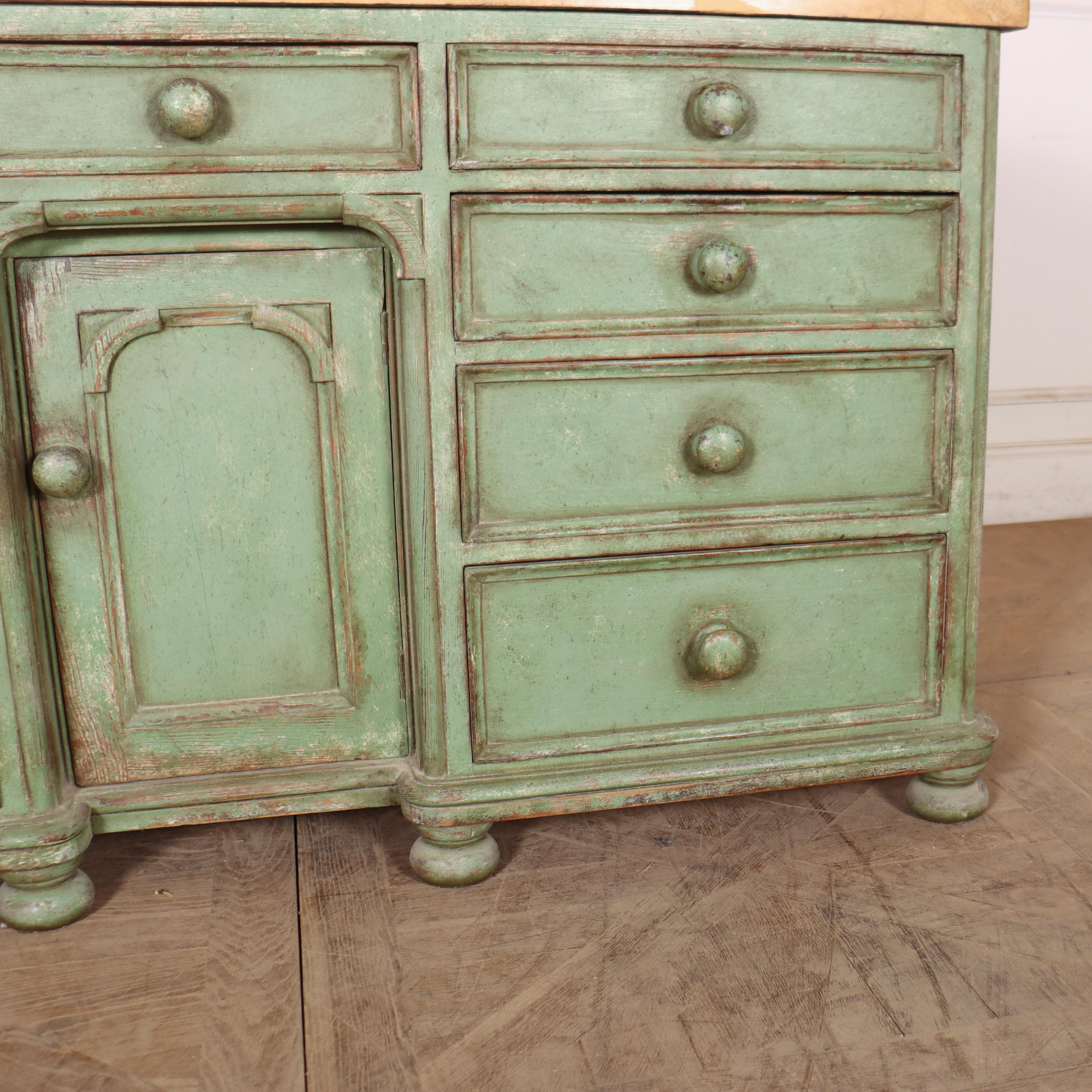 English Painted Dresser Base In condizioni buone in vendita a Leamington Spa, Warwickshire