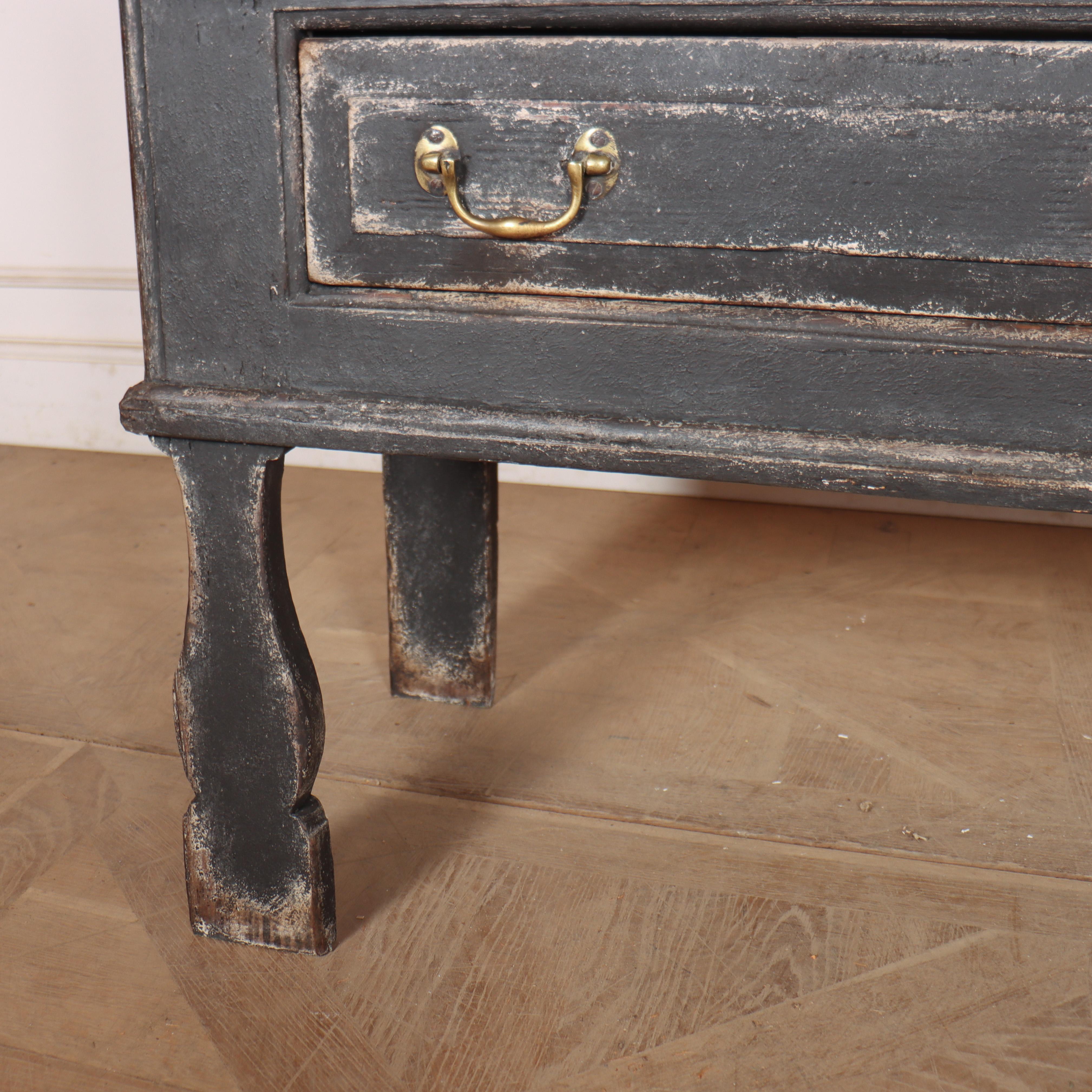 Base de commode peinte anglaise en vente 1