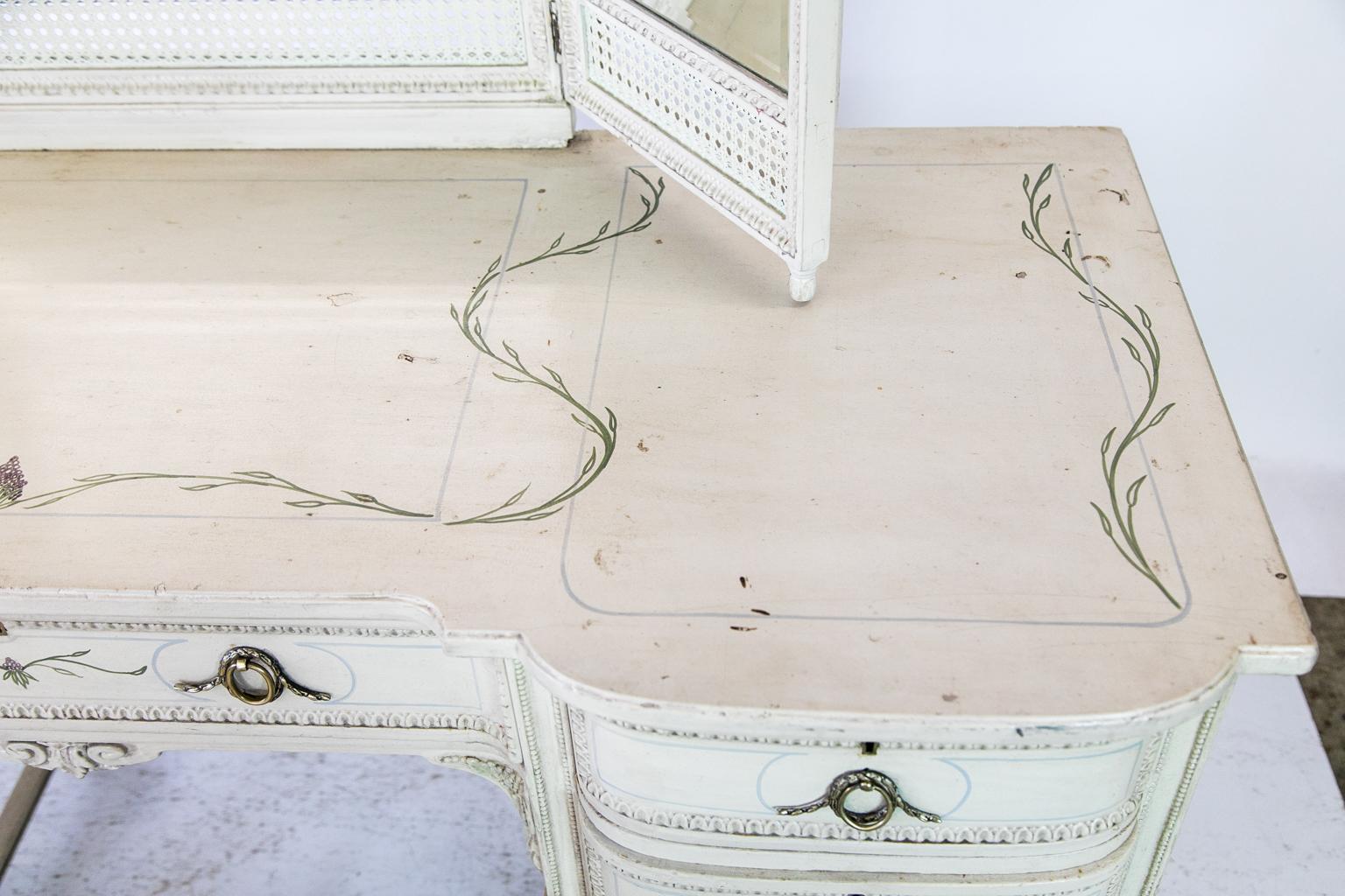 English Painted Dressing Table and Stool In Good Condition In Wilson, NC