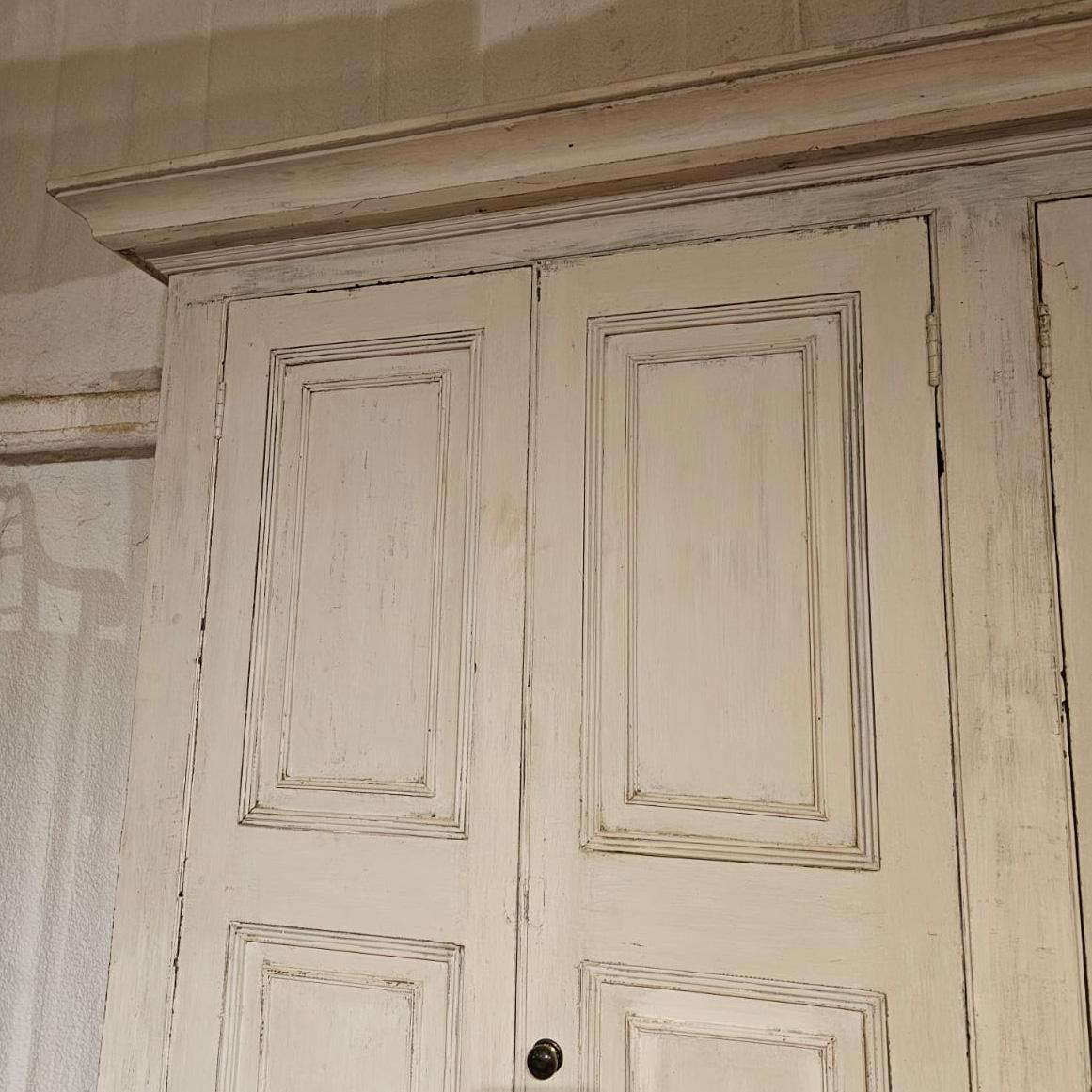 Großer englischer Schrank aus bemalter Kiefer aus dem frühen 19. Jahrhundert von einem Anwesen in West Country. 1820.

Aktenzeichen: 8347

Abmessungen
129 Zoll (328 cm) Breite
21 Zoll (53 cm) tief
102,5 Zoll (260 cm) hoch