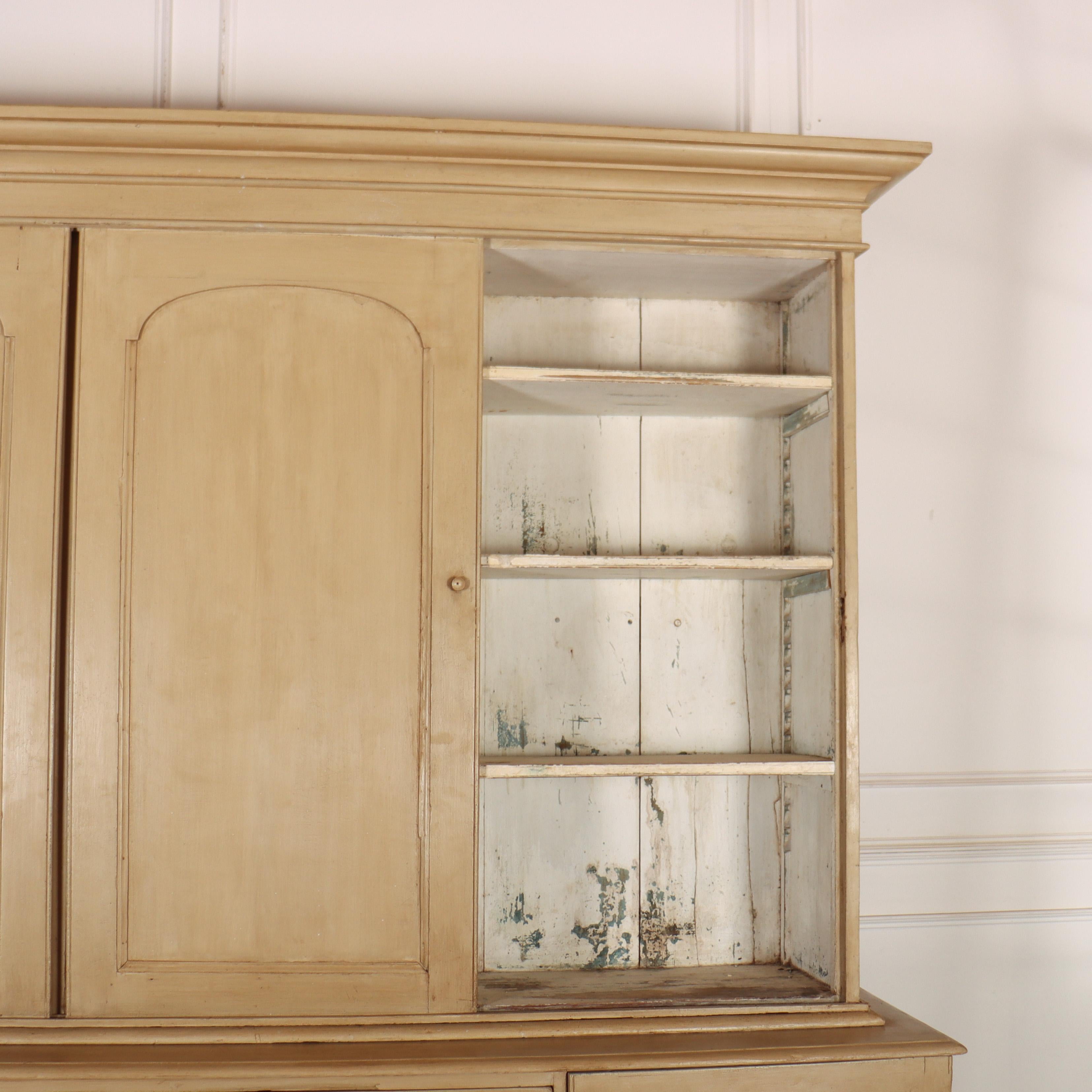 English Painted Housekeepers Cupboard (Kiefernholz) im Angebot