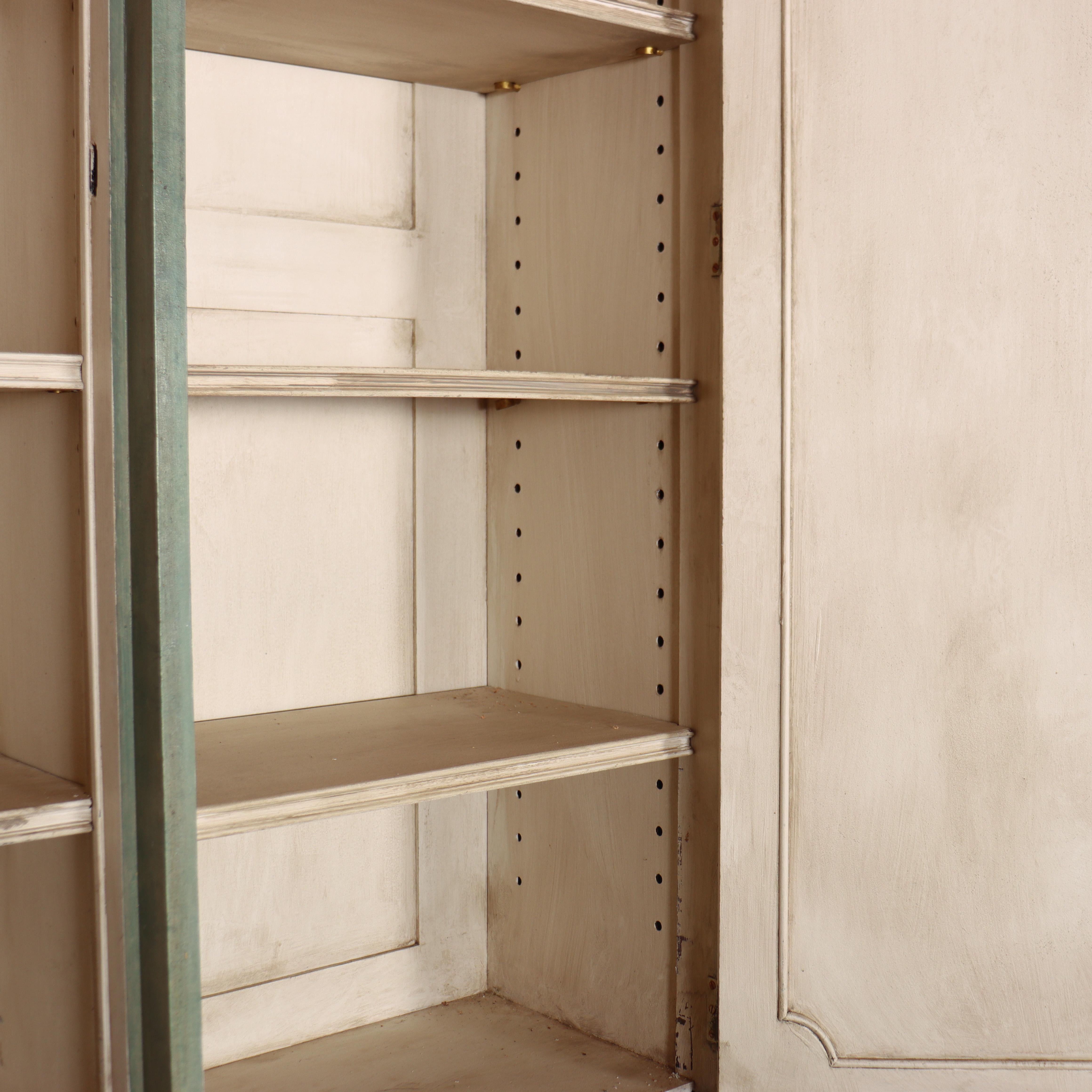 Armario de ama de llaves pintado a la inglesa en venta 2