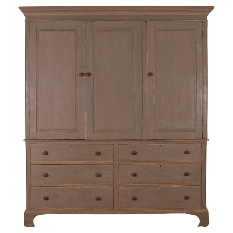 Armoire de ménagère peinte à l'anglaise En vente sur 1stDibs