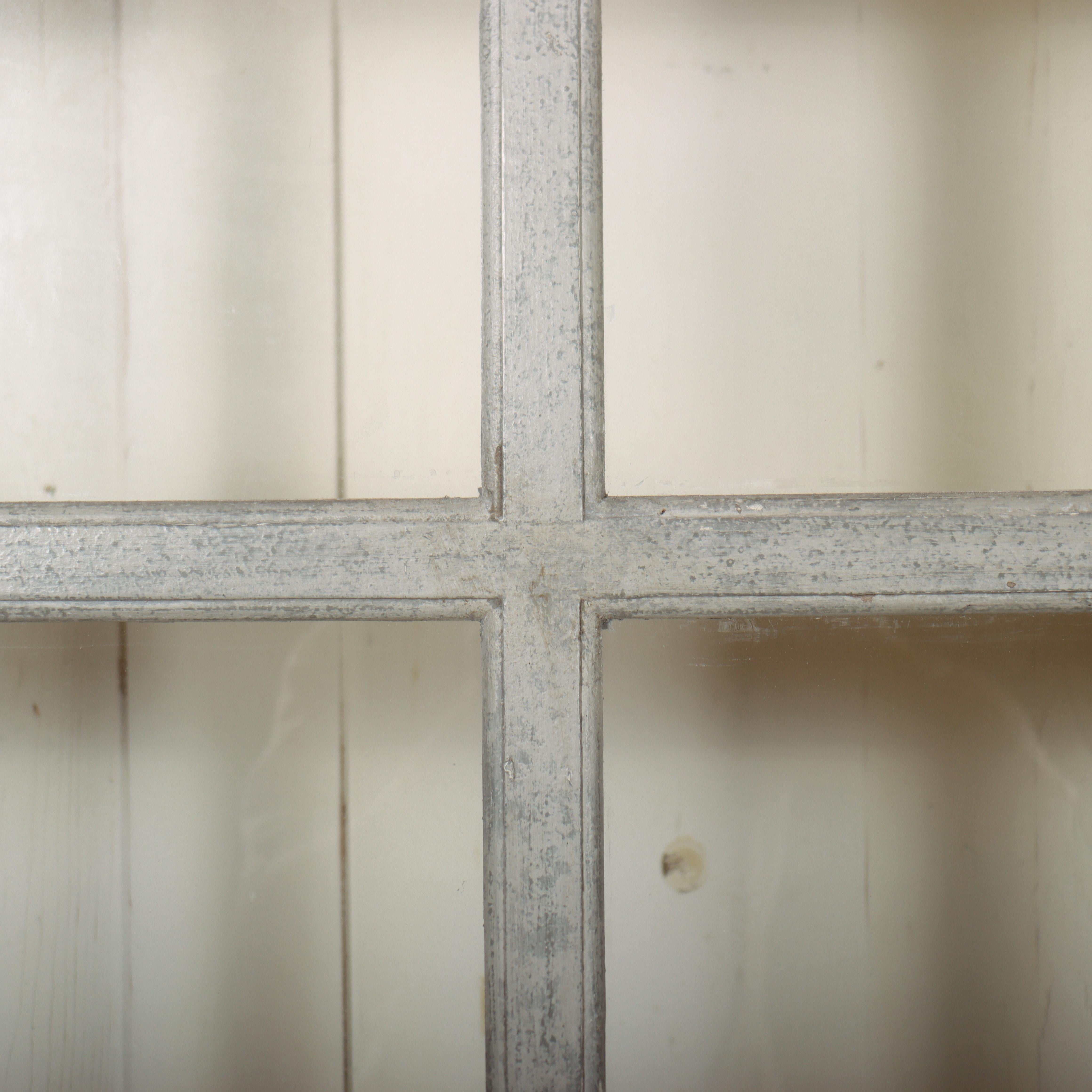 Englische bemalte Küchenkommode (Glas) im Angebot