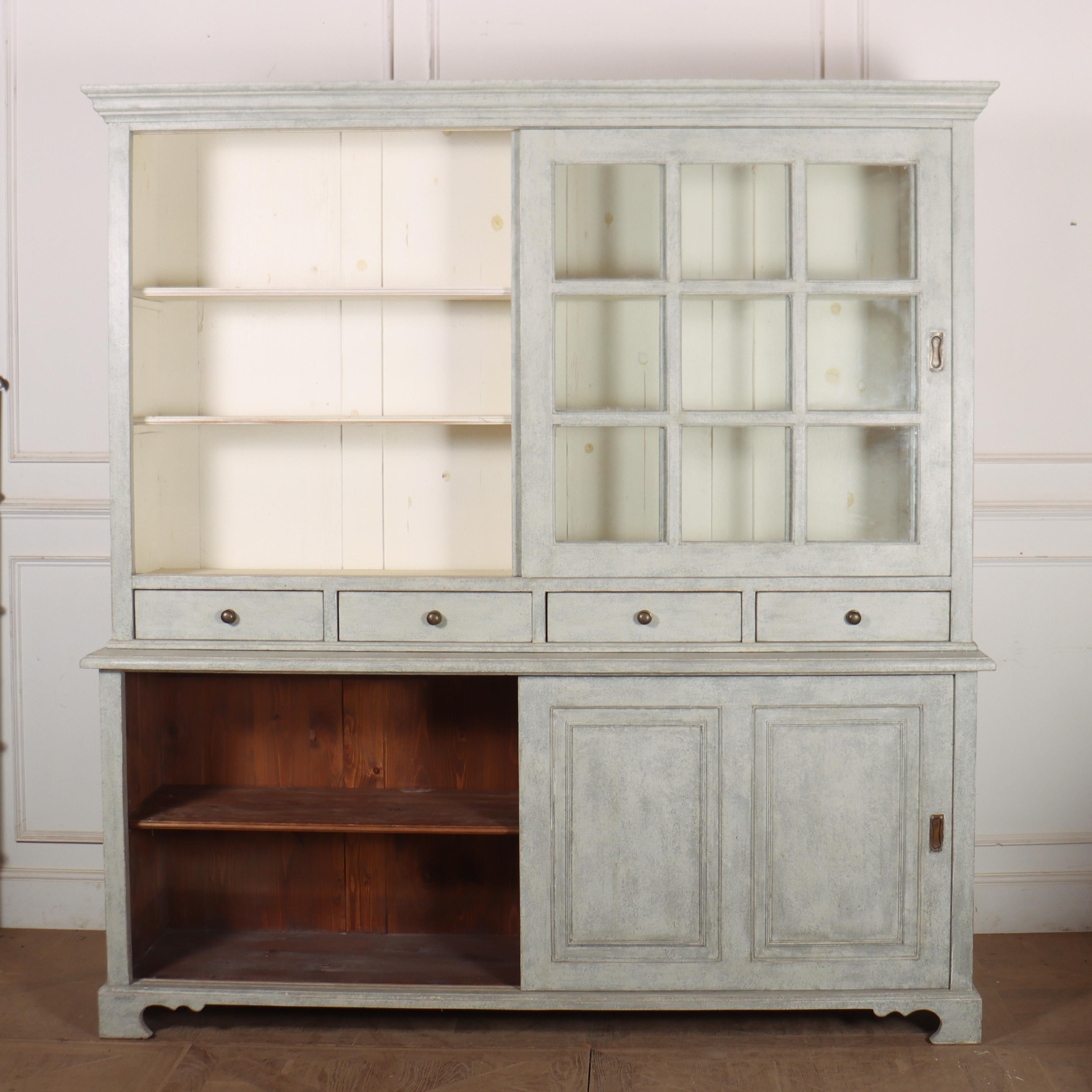 Englische bemalte Küchenkommode im Angebot 1
