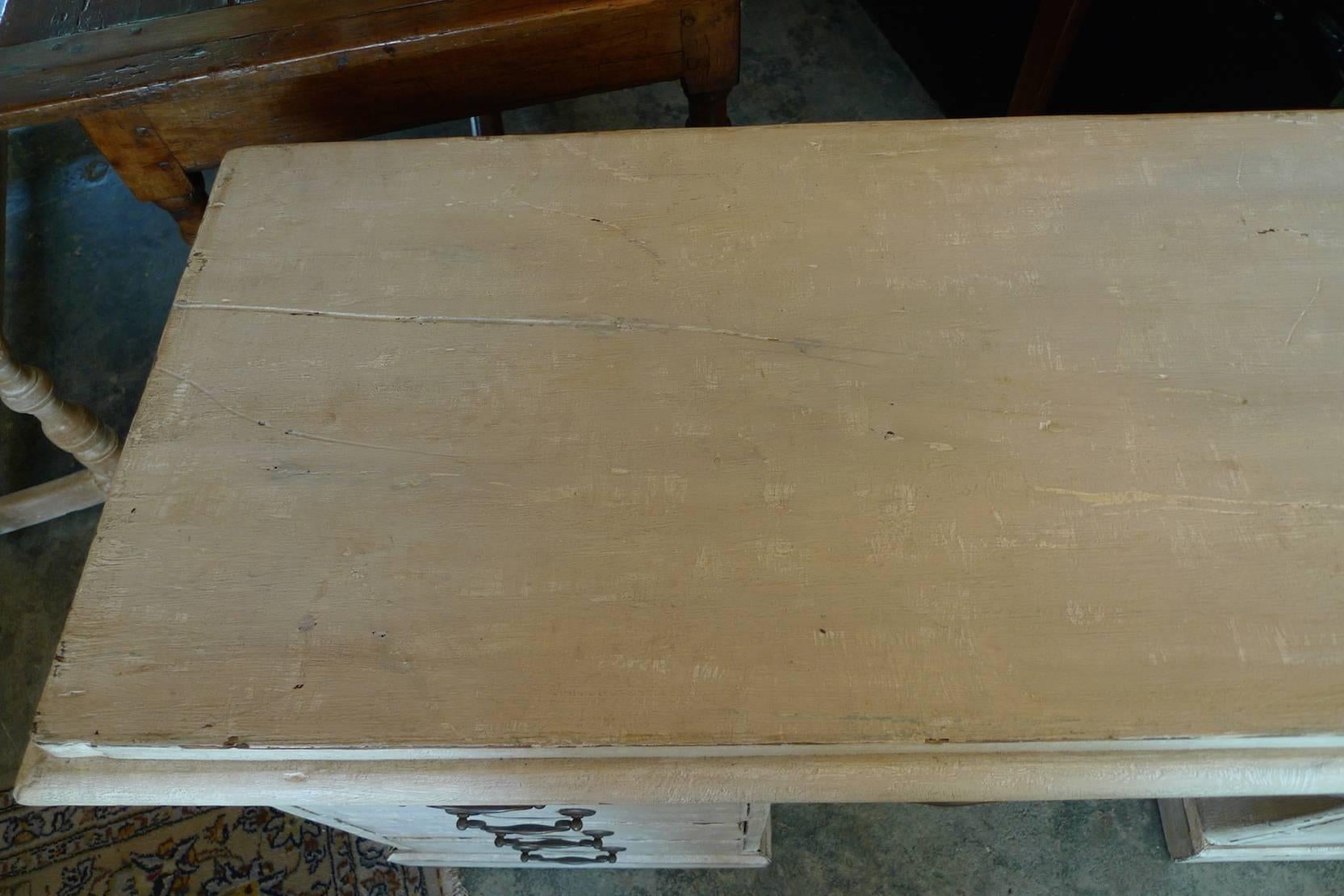 English Painted Knee-Hole Writing Desk with 9 Drawers and Original Hardware In Distressed Condition In Santa Monica, CA