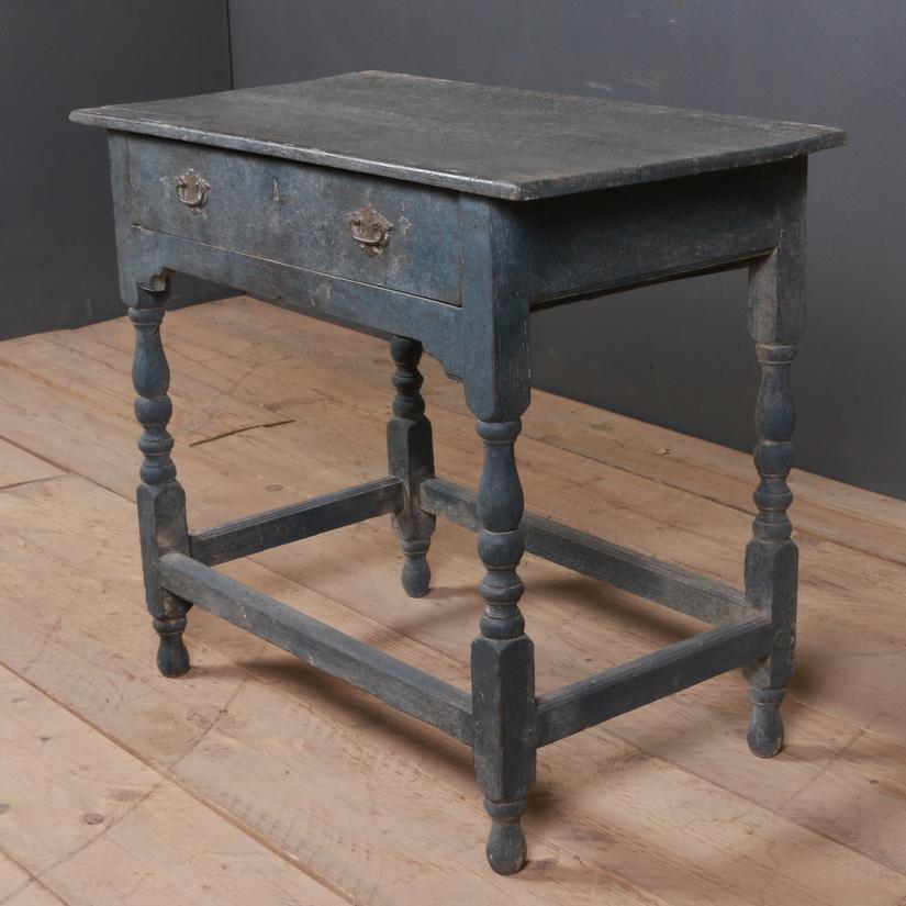 18th century English painted one drawer lamp table, 1780

Dimensions
32 inches (81 cms) wide
17.5 inches (44 cms) deep
28 inches (71 cms) high.

   