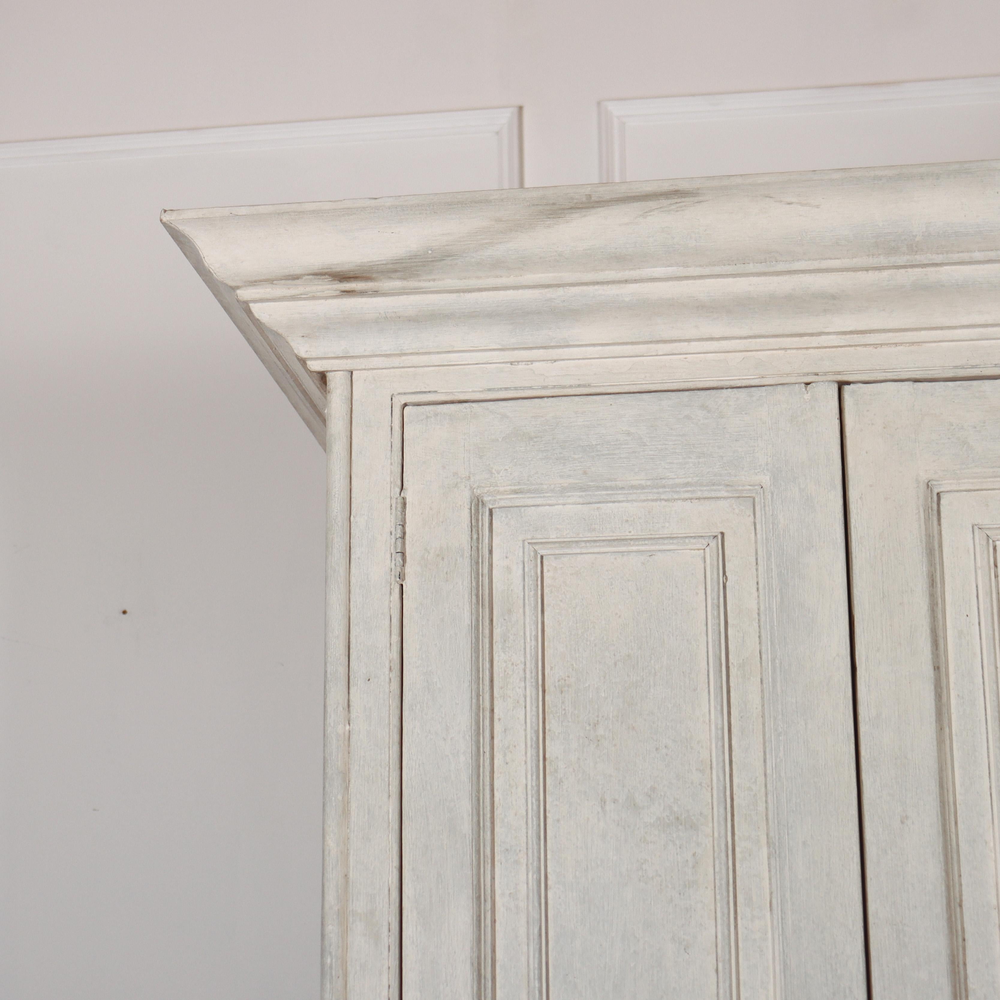 English Painted Linen Cupboard In Good Condition For Sale In Leamington Spa, Warwickshire