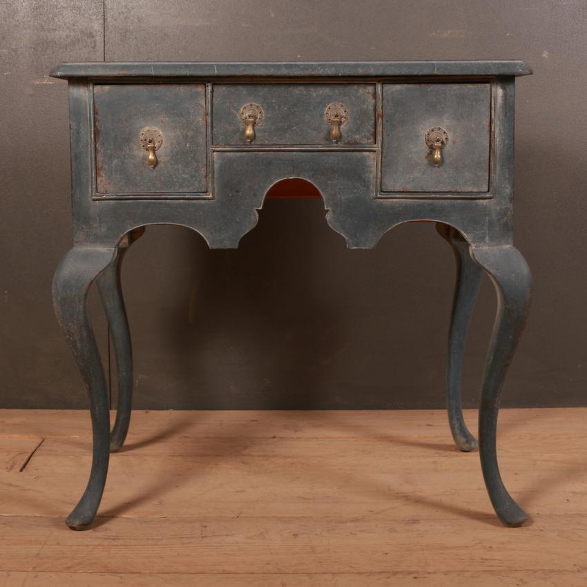 Small 18th century English painted 3 drawer lowboy/ lamp table, 1760

Dimensions
30 inches (76 cms) wide
17 inches (43 cms) deep
30 inches (76 cms) high.

 