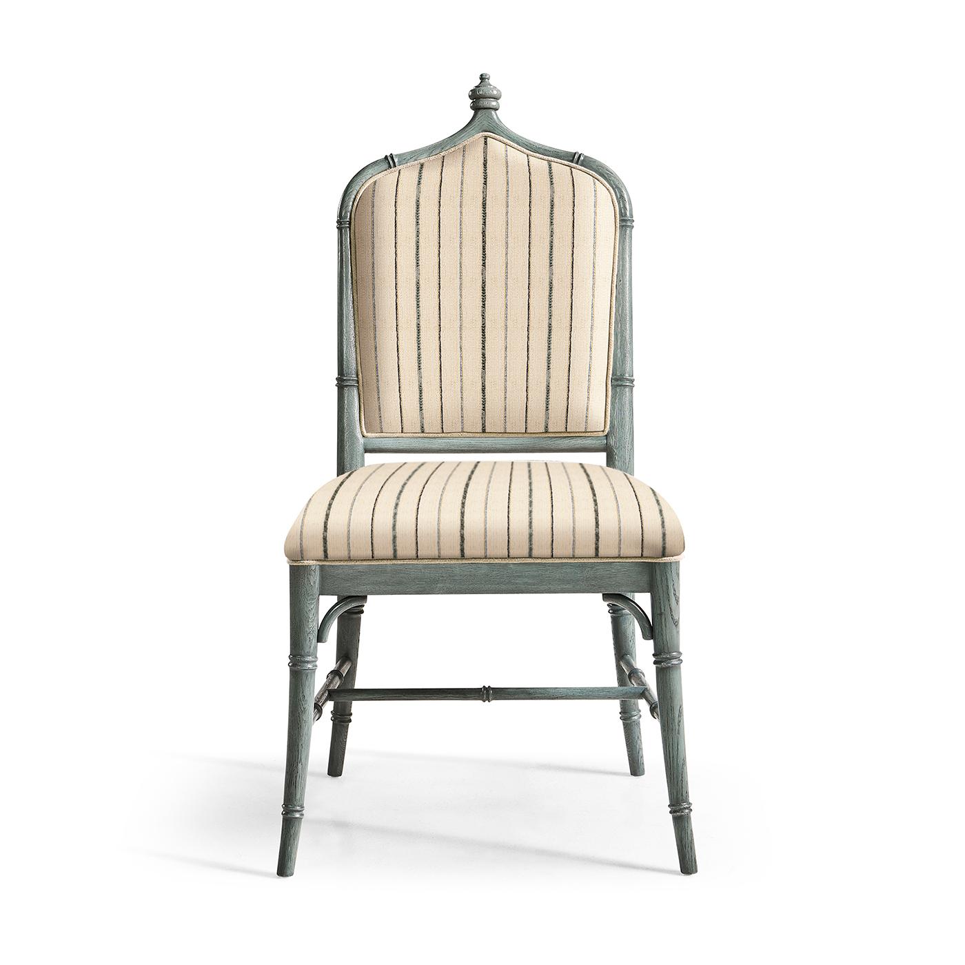 Dieser exquisite, vom englischen Regency-Design inspirierte Beistellstuhl verfügt über einen Rahmen aus Bambusimitat mit ausgestellten, sich verjüngenden Beinen und einer H-förmigen Streckung für zusätzliche Stabilität. Das Gestell aus massivem