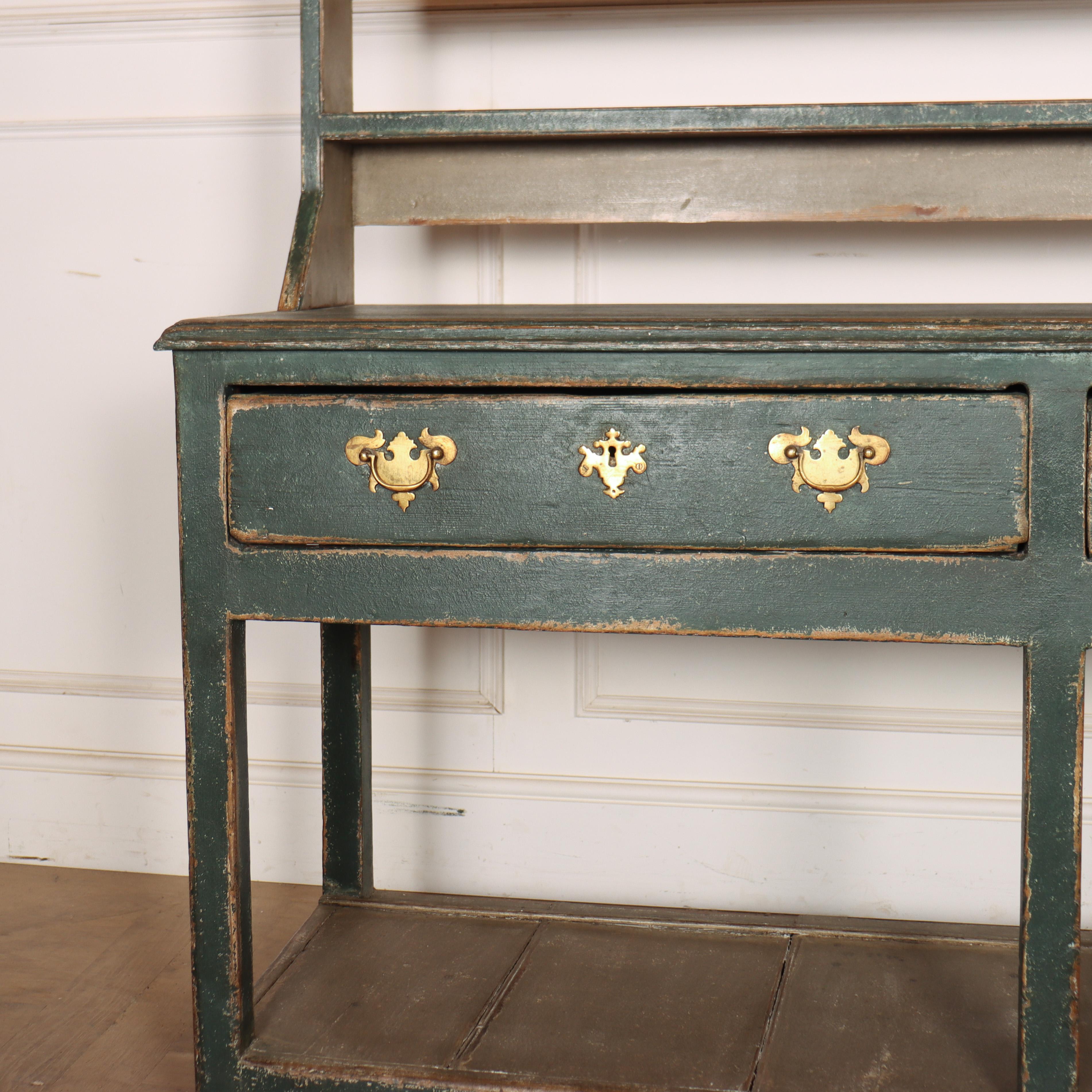 Piccolo comò inglese del XVIII secolo in pino dipinto, di dimensioni deliziose. 1790.

Altezza dal piano di lavoro: 81 cm (32 pollici)

Profondità del ripiano del rack: 12 cm (5 pollici)


Codice: 9088

Dimensioni:
L: 62,5