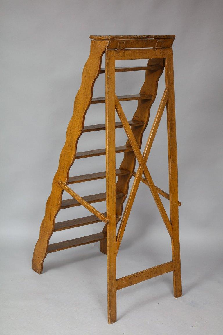 English Painted Scalloped Library Ladder In Good Condition In Greenwich, CT
