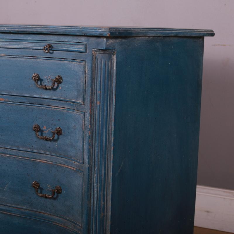 English Painted Serpentine Commode In Good Condition For Sale In Leamington Spa, Warwickshire