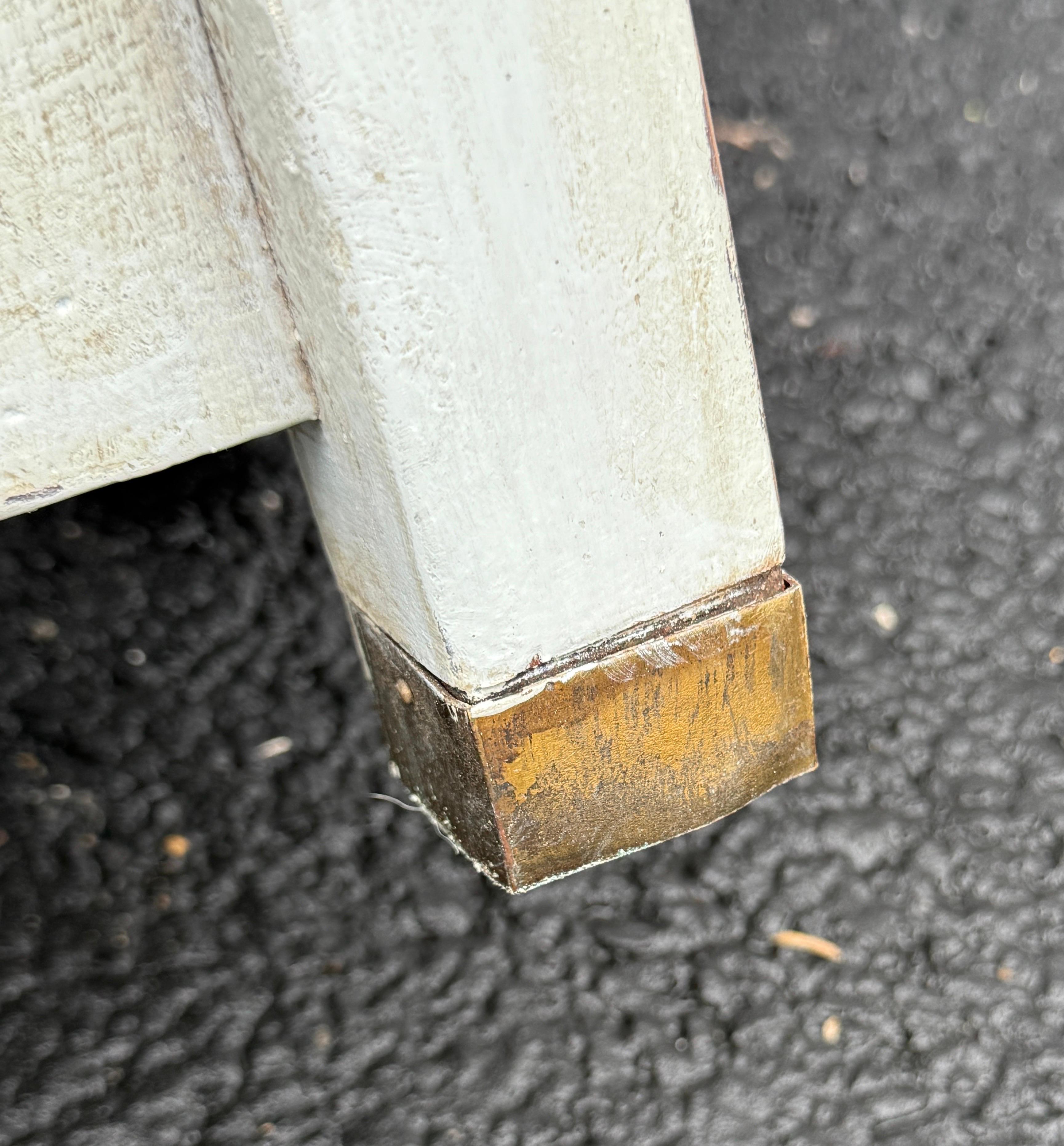 Porte-parapluie en bois peint à l'anglaise avec pieds en laiton en vente 3