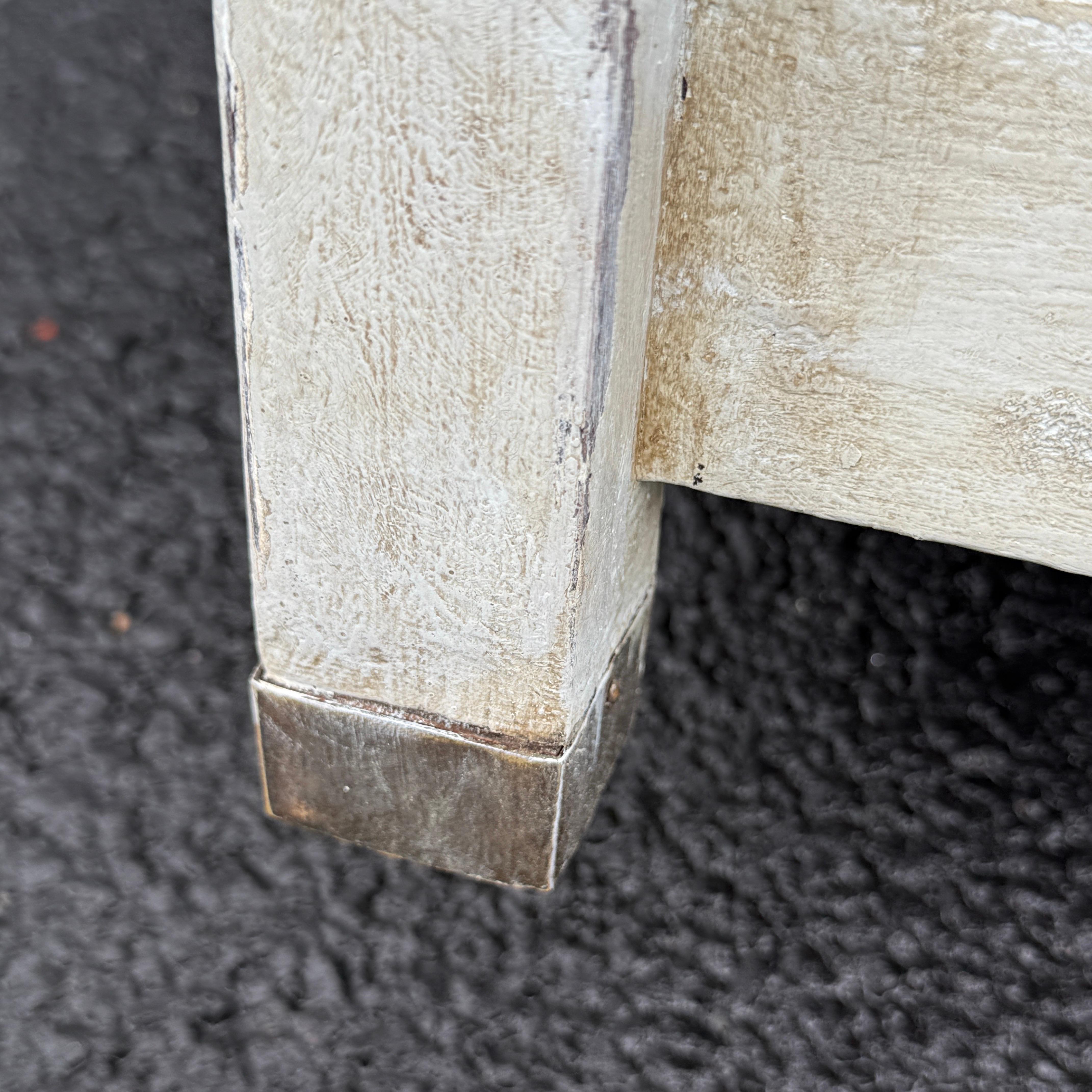 Porte-parapluie en bois peint à l'anglaise avec pieds en laiton en vente 1