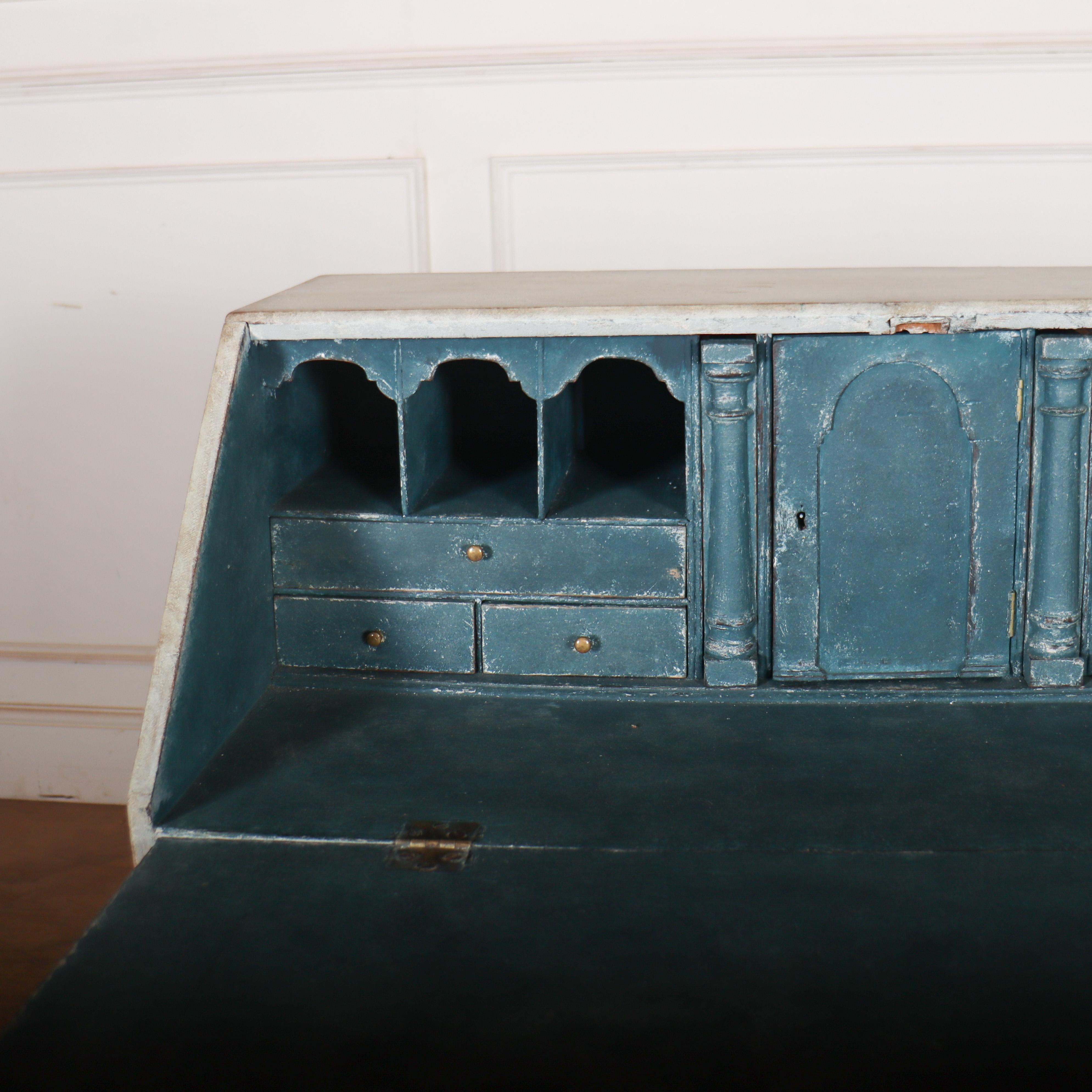 Bureau en chêne peint anglais du 18e siècle avec un bel intérieur aménagé. 1780.

La hauteur jusqu'au dessous de l'avant de la chute est de 29,5