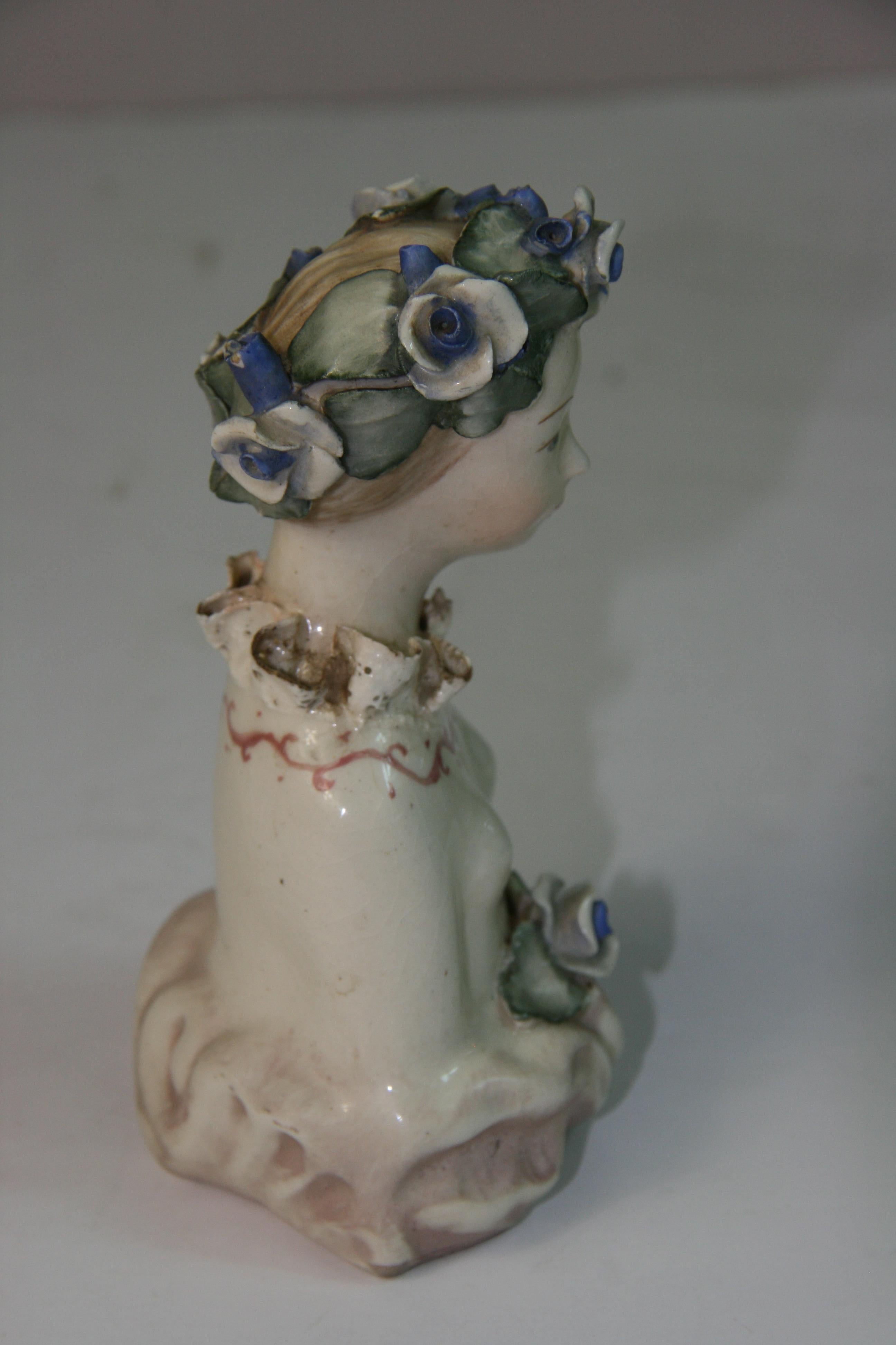 Coppia inglese di sculture femminili in ceramica dipinte a mano in vendita 4