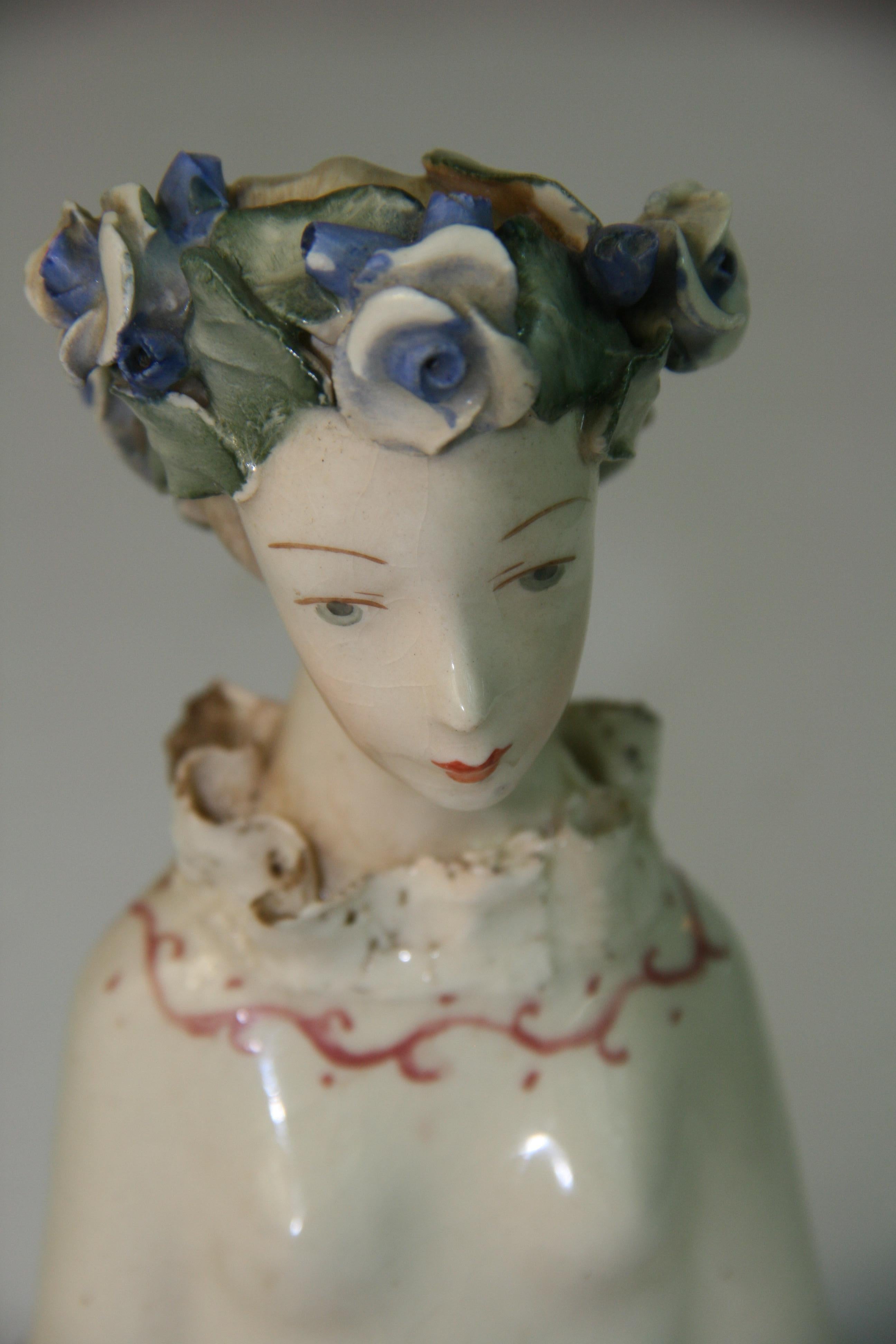 Coppia inglese di sculture femminili in ceramica dipinte a mano in vendita 5