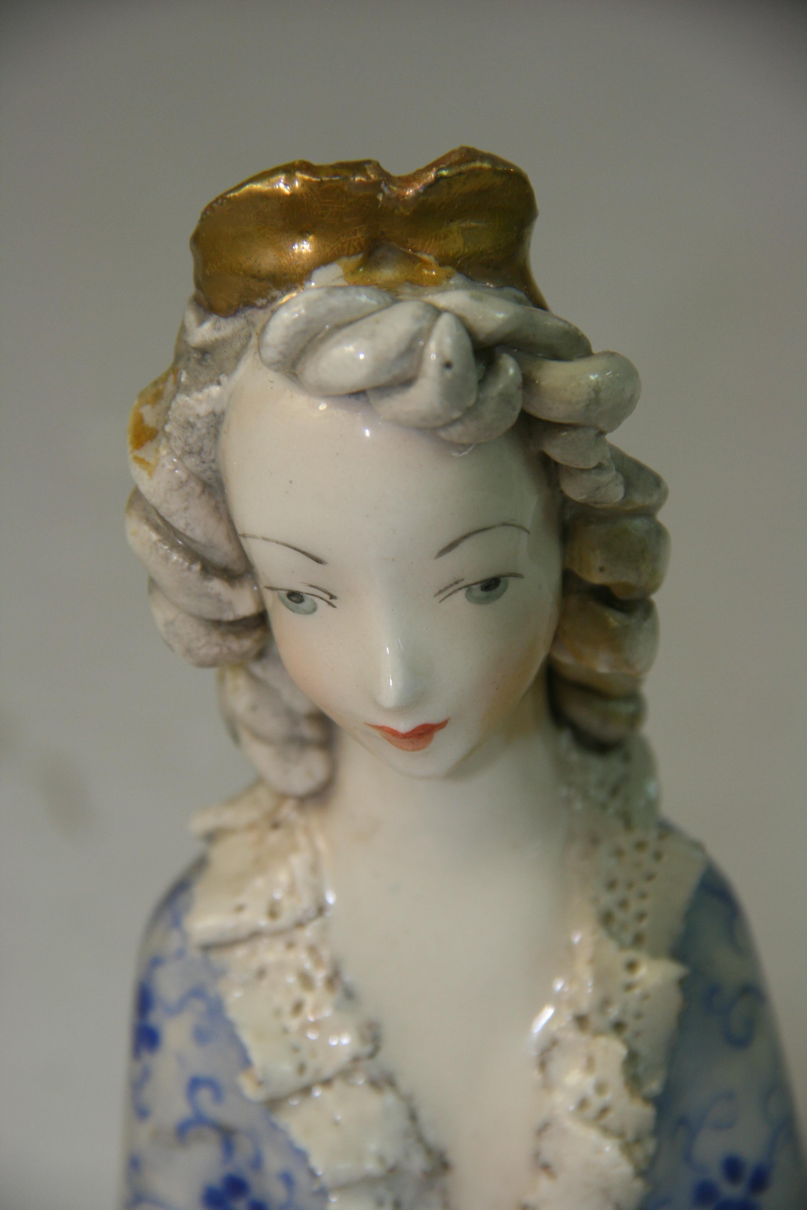 Coppia inglese di sculture femminili in ceramica dipinte a mano in vendita 6